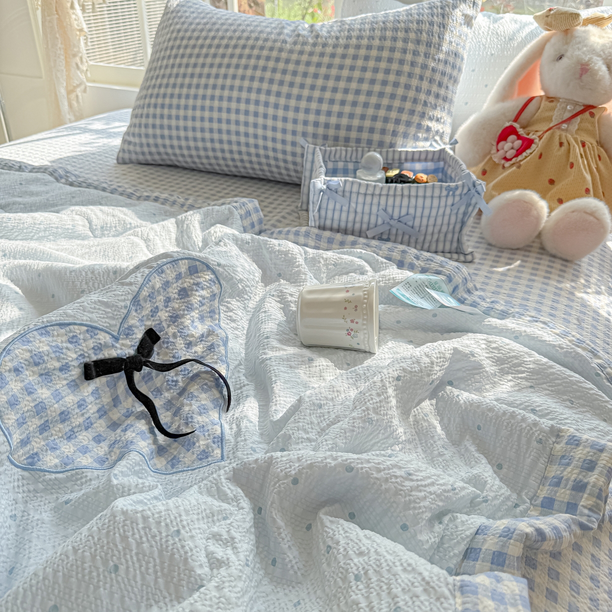 91家纺网 家纺一手货源 找家纺 （总）子钦家纺 2026春夏新款提花泡芙棉贴布绣手包边但夏被夏被四件套-丘比特的爱恋（场景二）