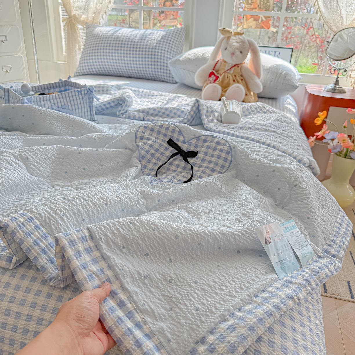 91家纺网 家纺一手货源 找家纺 （总）子钦家纺 2026春夏新款提花泡芙棉贴布绣手包边但夏被夏被四件套-丘比特的爱恋（场景二）