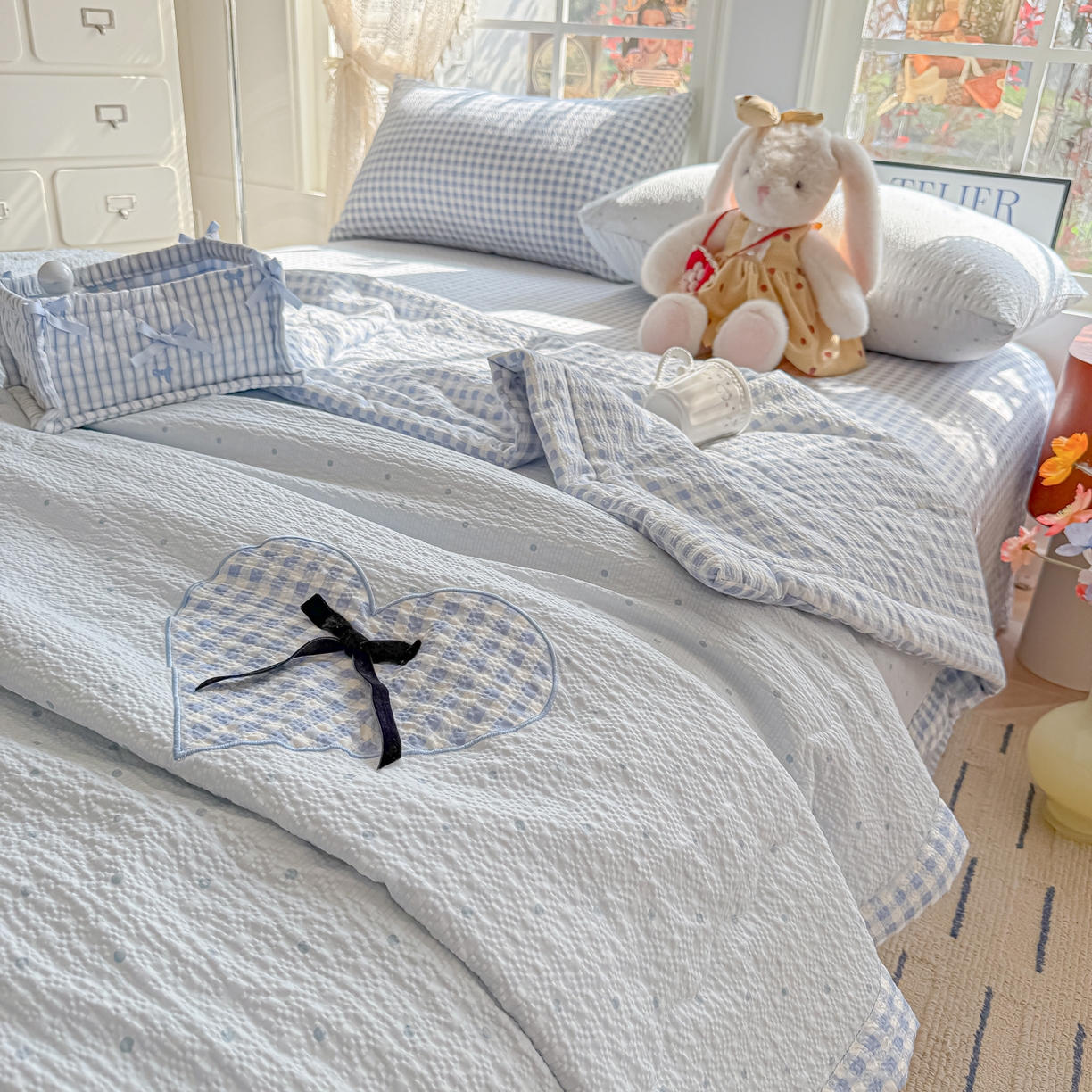 91家纺网 家纺一手货源 找家纺 （总）子钦家纺 2026春夏新款提花泡芙棉贴布绣手包边但夏被夏被四件套-丘比特的爱恋（场景二）