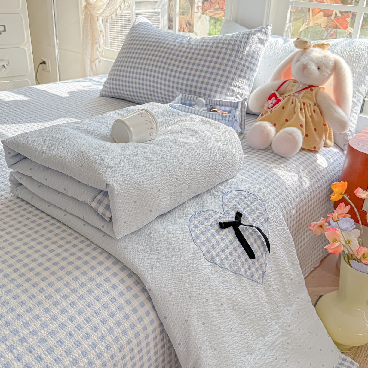 91家纺网 家纺一手货源 找家纺 （总）子钦家纺 2026春夏新款提花泡芙棉贴布绣手包边但夏被夏被四件套-丘比特的爱恋（场景二）