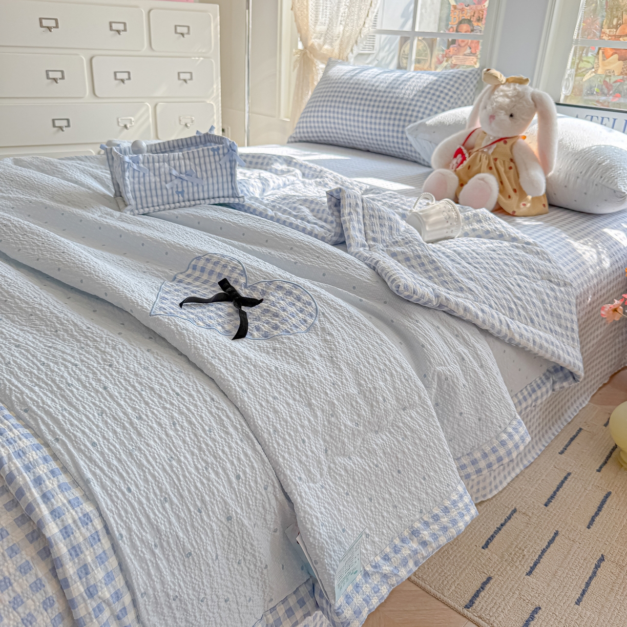 91家纺网 家纺一手货源 找家纺 （总）子钦家纺 2026春夏新款提花泡芙棉贴布绣手包边但夏被夏被四件套-丘比特的爱恋（场景二）