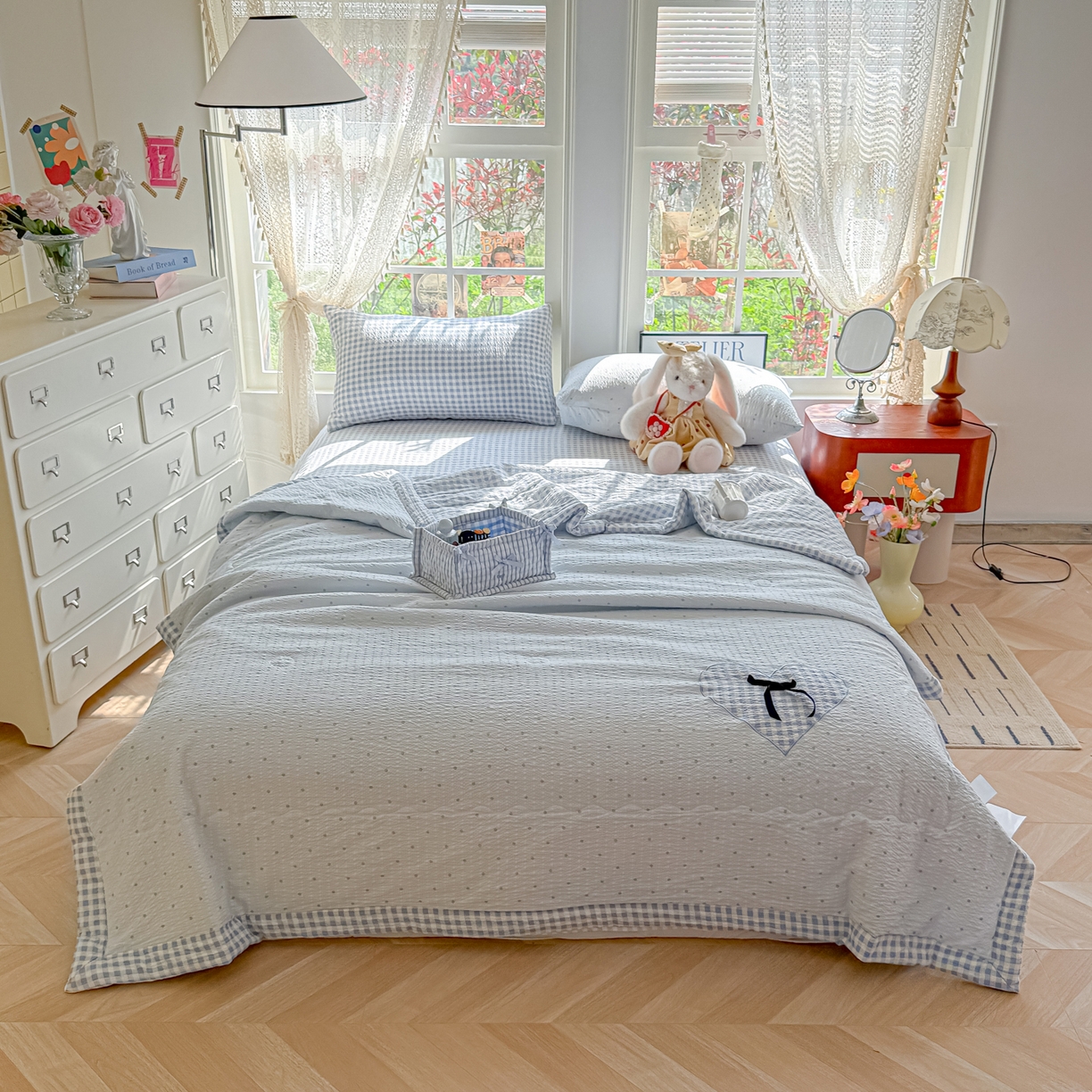 91家纺网 家纺一手货源 找家纺 （总）子钦家纺 2026春夏新款提花泡芙棉贴布绣手包边但夏被夏被四件套-丘比特的爱恋（场景二）