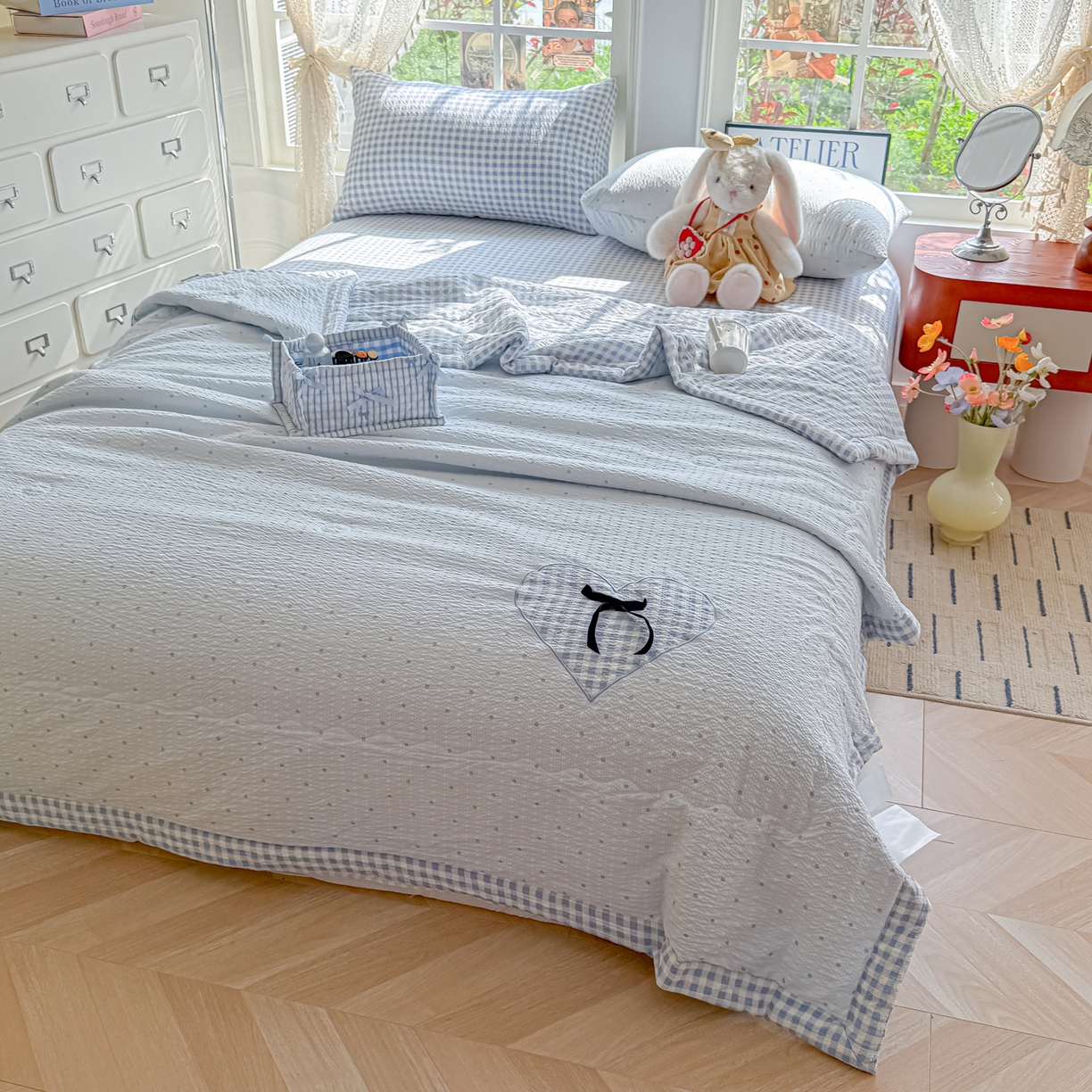 91家纺网 家纺一手货源 找家纺 （总）子钦家纺 2026春夏新款提花泡芙棉贴布绣手包边但夏被夏被四件套-丘比特的爱恋（场景二）