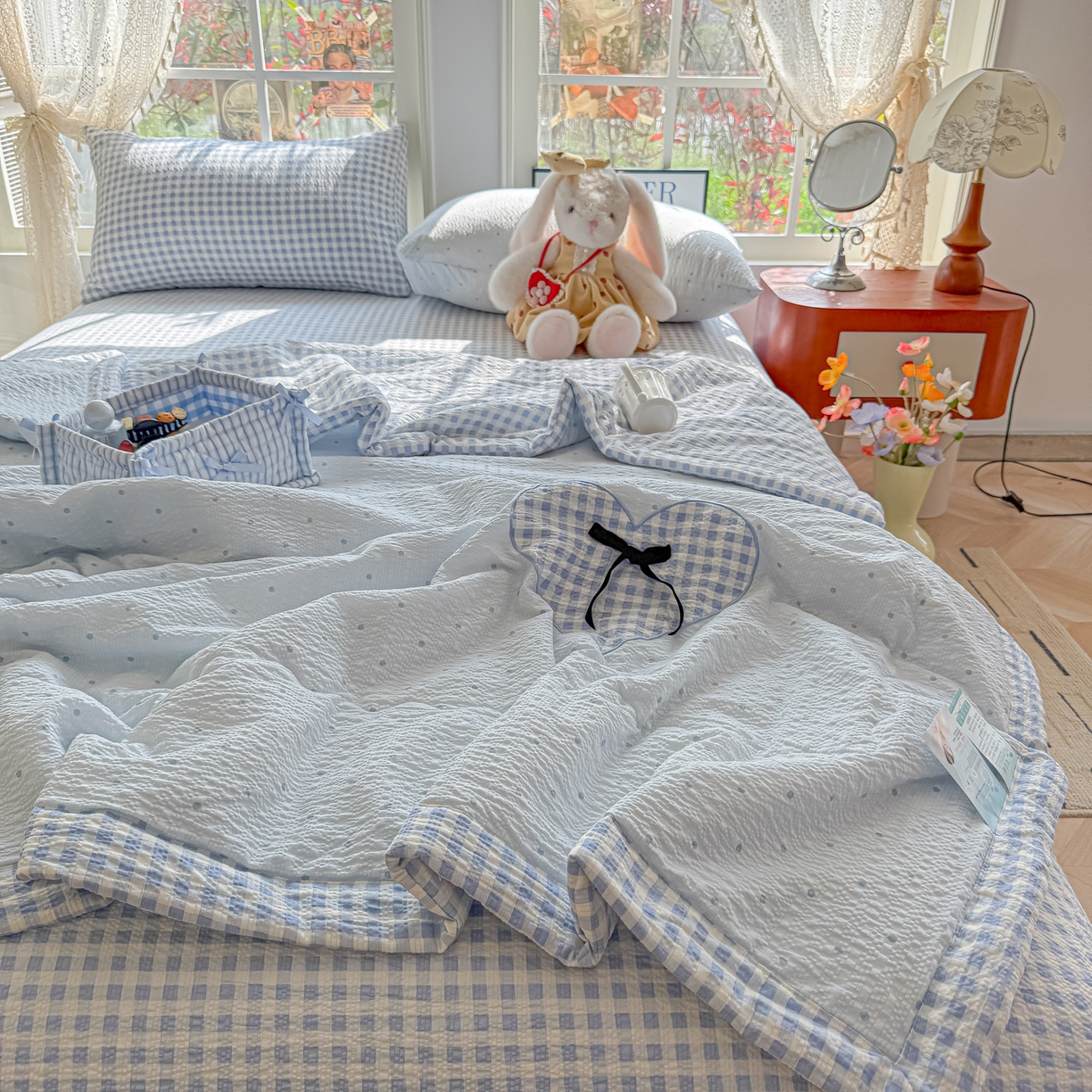 91家纺网 家纺一手货源 找家纺 （总）子钦家纺 2026春夏新款提花泡芙棉贴布绣手包边但夏被夏被四件套-丘比特的爱恋（场景二）