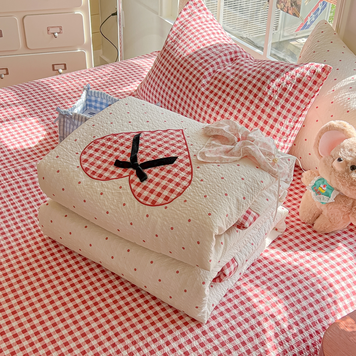 91家纺网 家纺一手货源 找家纺 （总）子钦家纺 2026春夏新款提花泡芙棉贴布绣手包边但夏被夏被四件套-丘比特的爱恋（场景二）