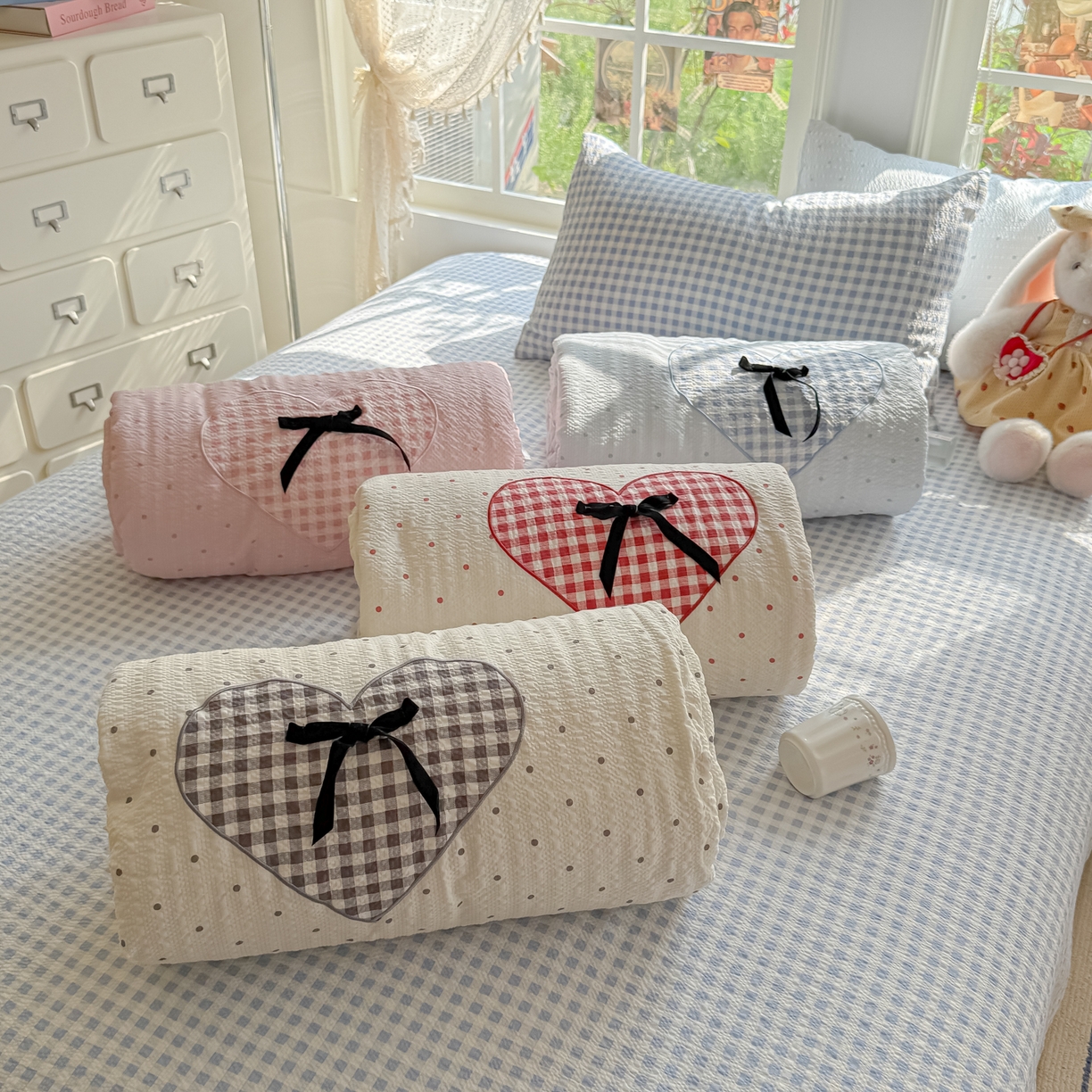 91家纺网 家纺一手货源 找家纺 （总）子钦家纺 2026春夏新款提花泡芙棉贴布绣手包边但夏被夏被四件套-丘比特的爱恋（场景二）