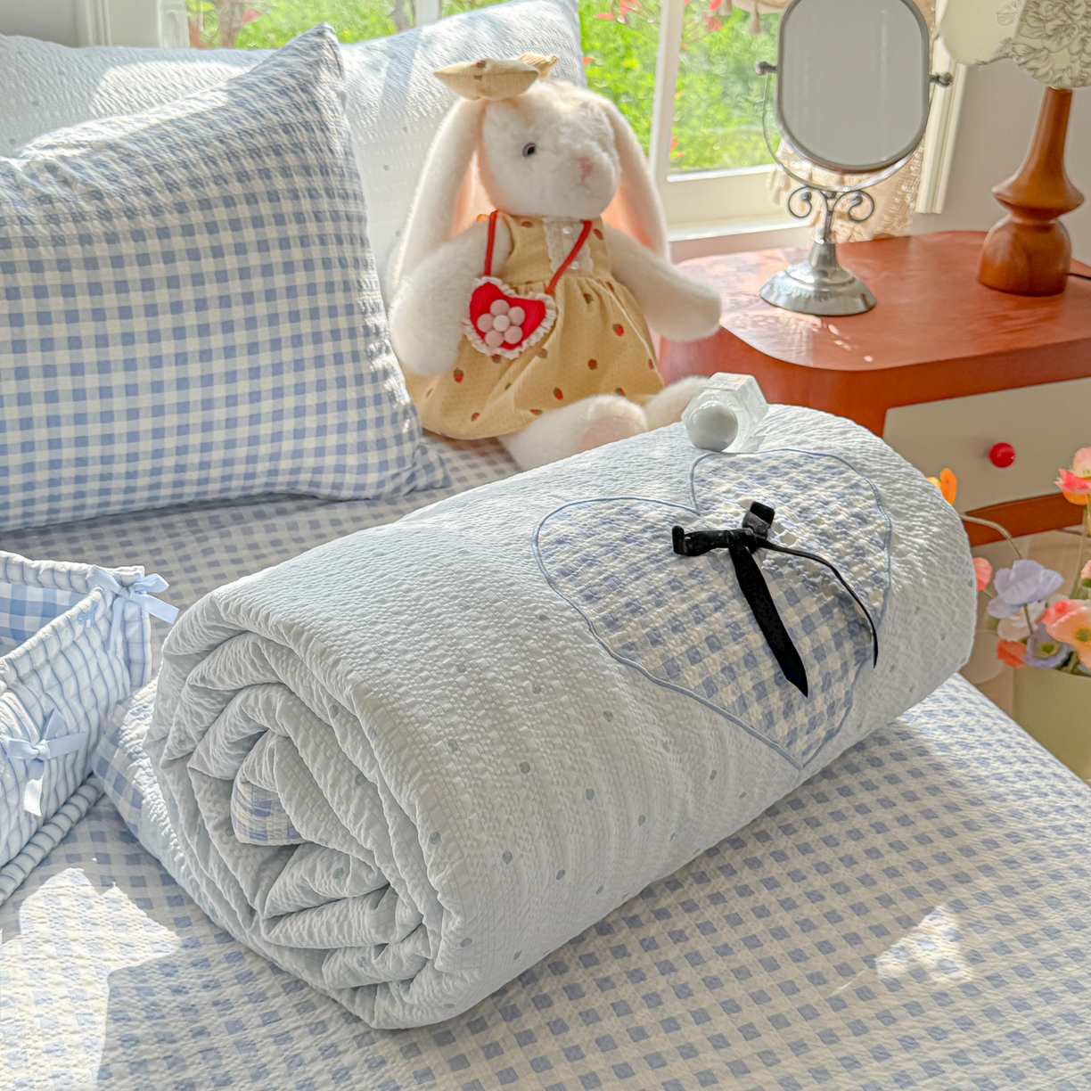 91家纺网 家纺一手货源 找家纺 （总）子钦家纺 2026春夏新款提花泡芙棉贴布绣手包边但夏被夏被四件套-丘比特的爱恋（场景二）