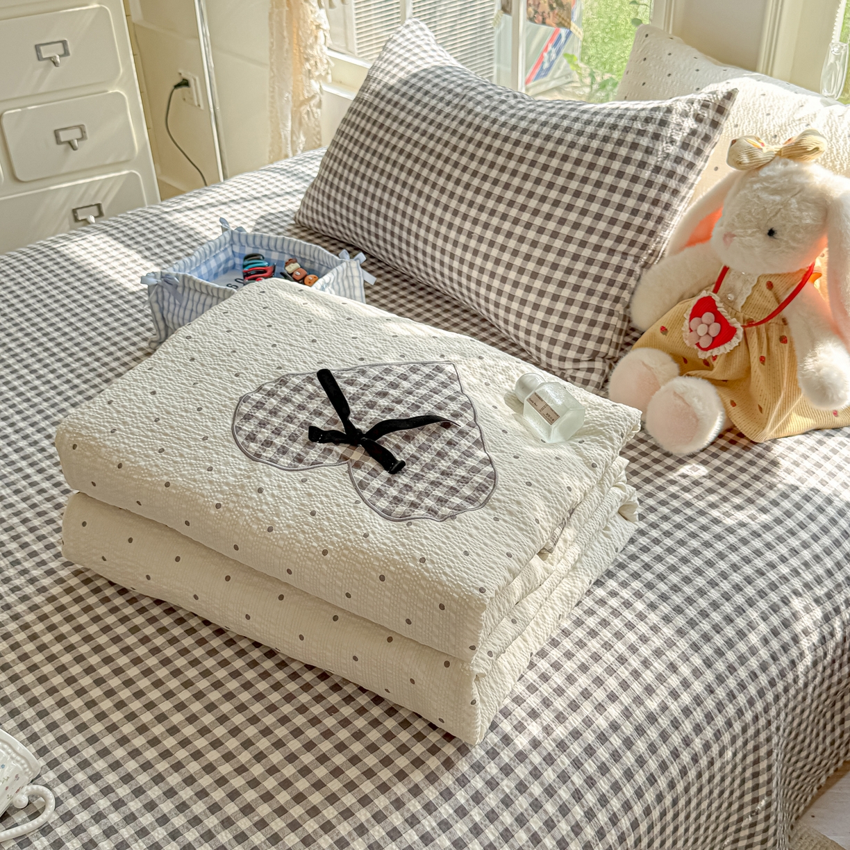 91家纺网 家纺一手货源 找家纺 （总）子钦家纺 2026春夏新款提花泡芙棉贴布绣手包边但夏被夏被四件套-丘比特的爱恋（场景二）