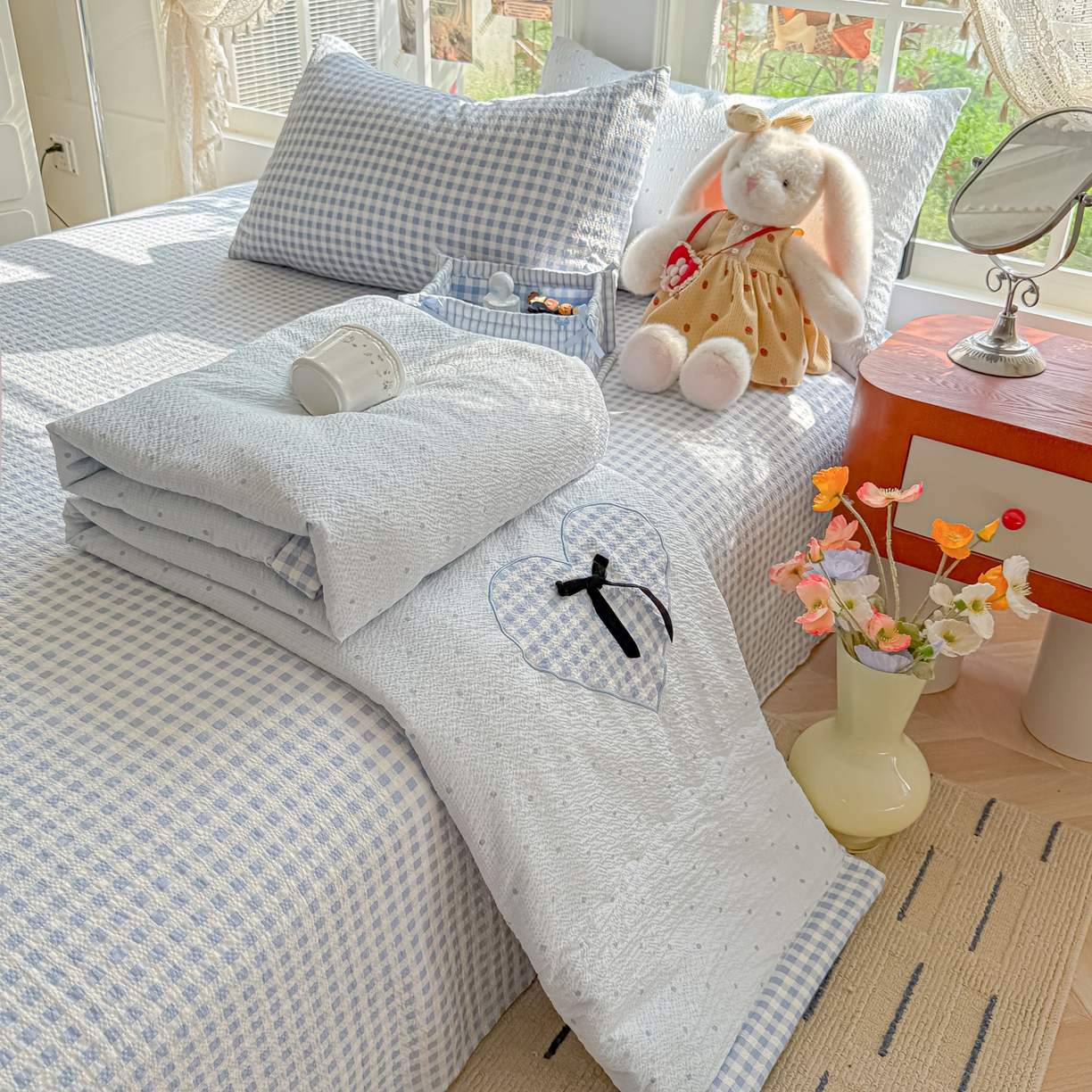 91家纺网 家纺一手货源 找家纺 （总）子钦家纺 2026春夏新款提花泡芙棉贴布绣手包边但夏被夏被四件套-丘比特的爱恋（场景二）