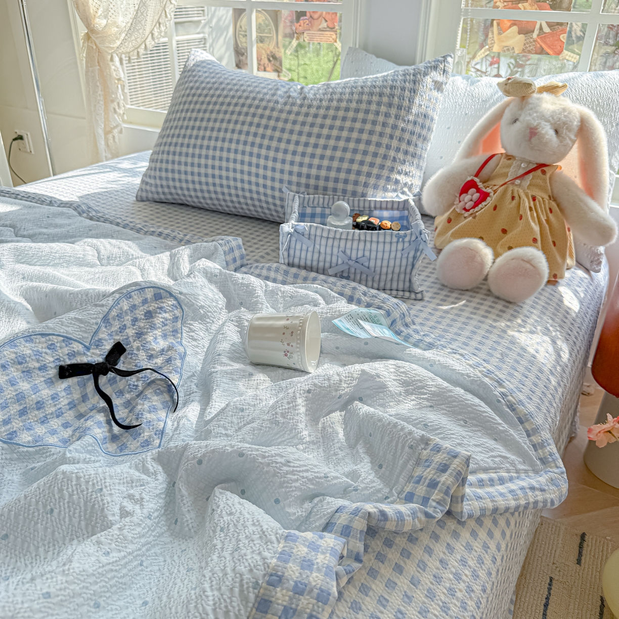 91家纺网 家纺一手货源 找家纺 （总）子钦家纺 2026春夏新款提花泡芙棉贴布绣手包边但夏被夏被四件套-丘比特的爱恋（场景二）