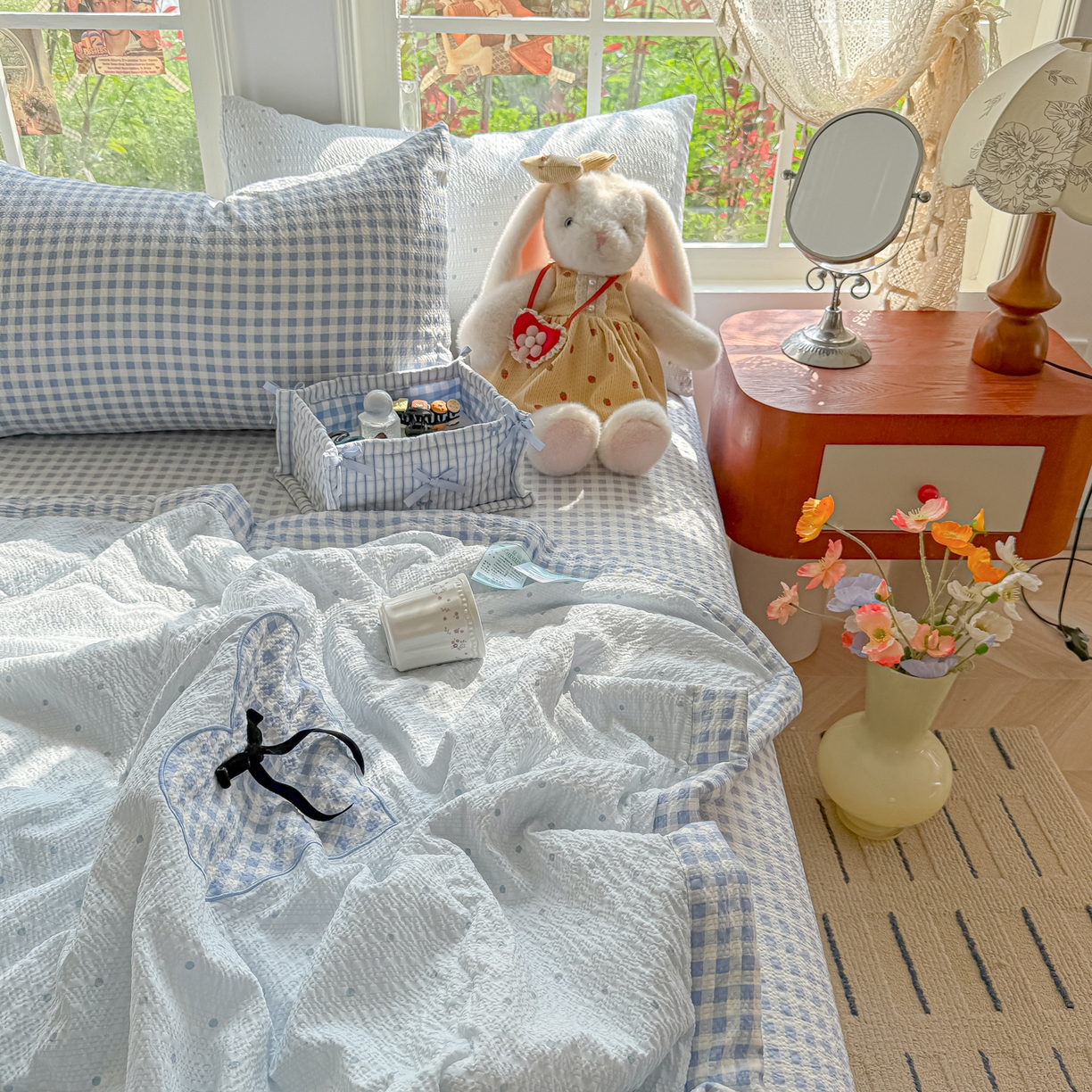 91家纺网 家纺一手货源 找家纺 （总）子钦家纺 2026春夏新款提花泡芙棉贴布绣手包边但夏被夏被四件套-丘比特的爱恋（场景二）