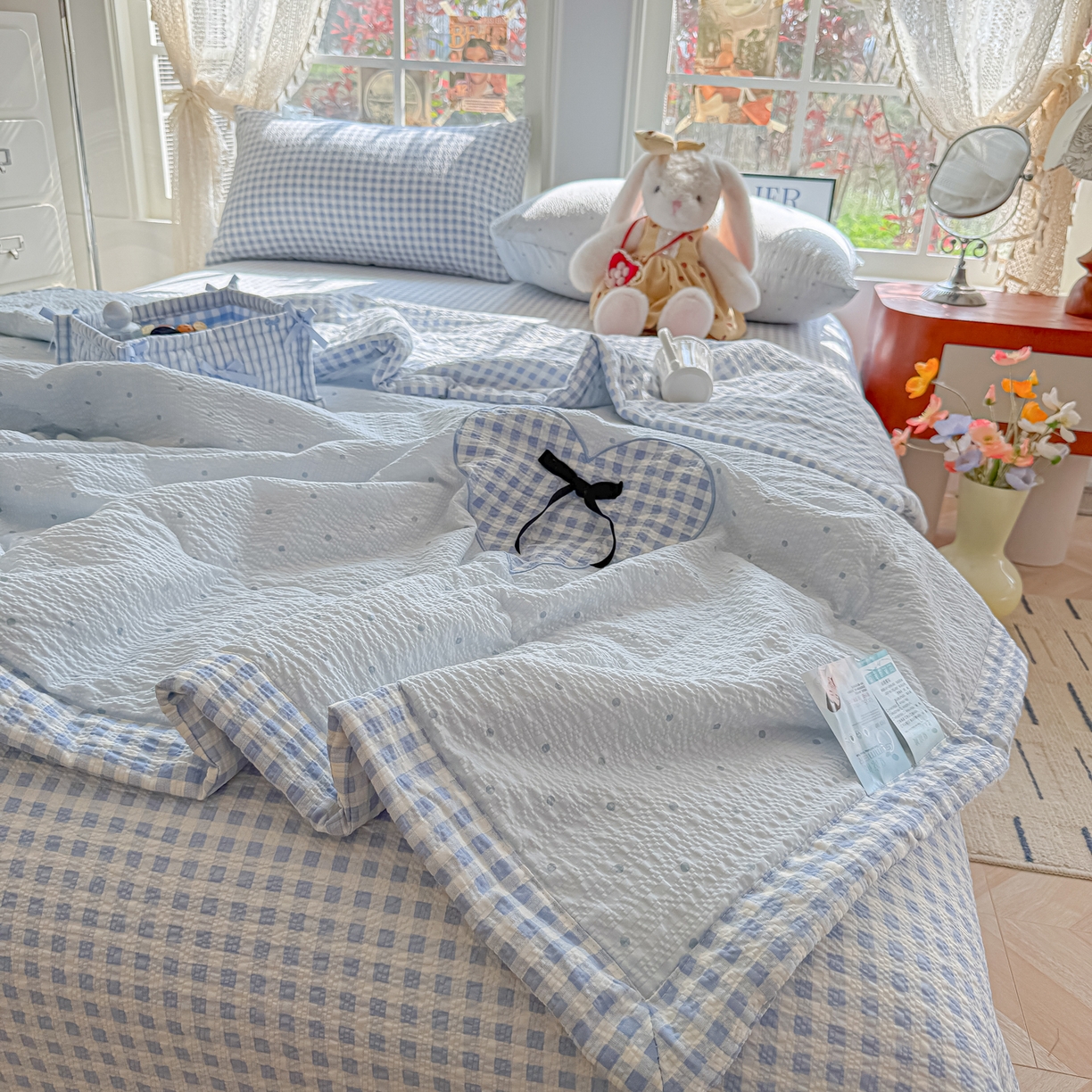 91家纺网 家纺一手货源 找家纺 （总）子钦家纺 2026春夏新款提花泡芙棉贴布绣手包边但夏被夏被四件套-丘比特的爱恋（场景二）