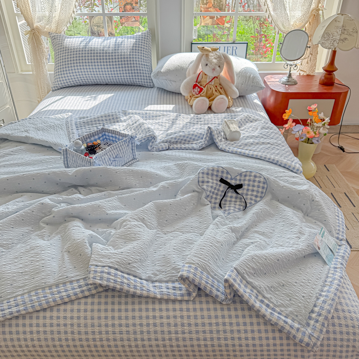 91家纺网 家纺一手货源 找家纺 （总）子钦家纺 2026春夏新款提花泡芙棉贴布绣手包边但夏被夏被四件套-丘比特的爱恋（场景二）