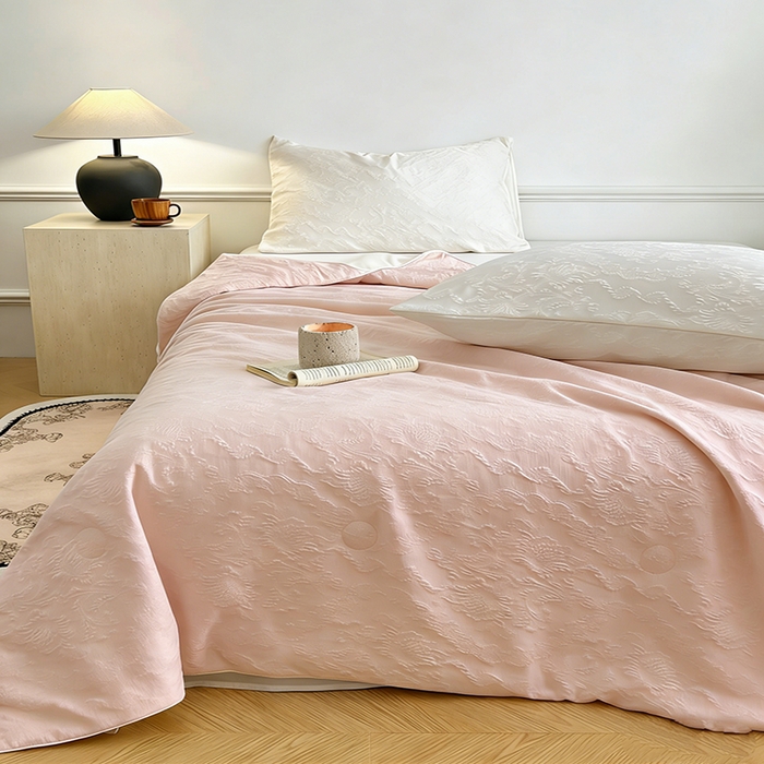 91家纺网 家纺一手货源 找家纺 VIP被业 2026新款A类浮雕蚕蛹大提花夏被空调被 云粉