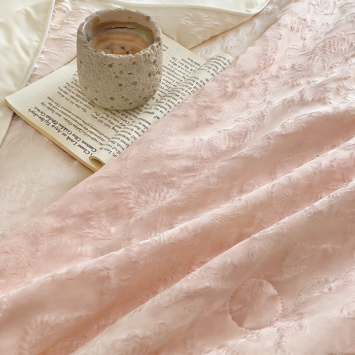 91家纺网 家纺一手货源 找家纺 VIP被业 2026新款A类浮雕蚕蛹大提花夏被空调被 云粉