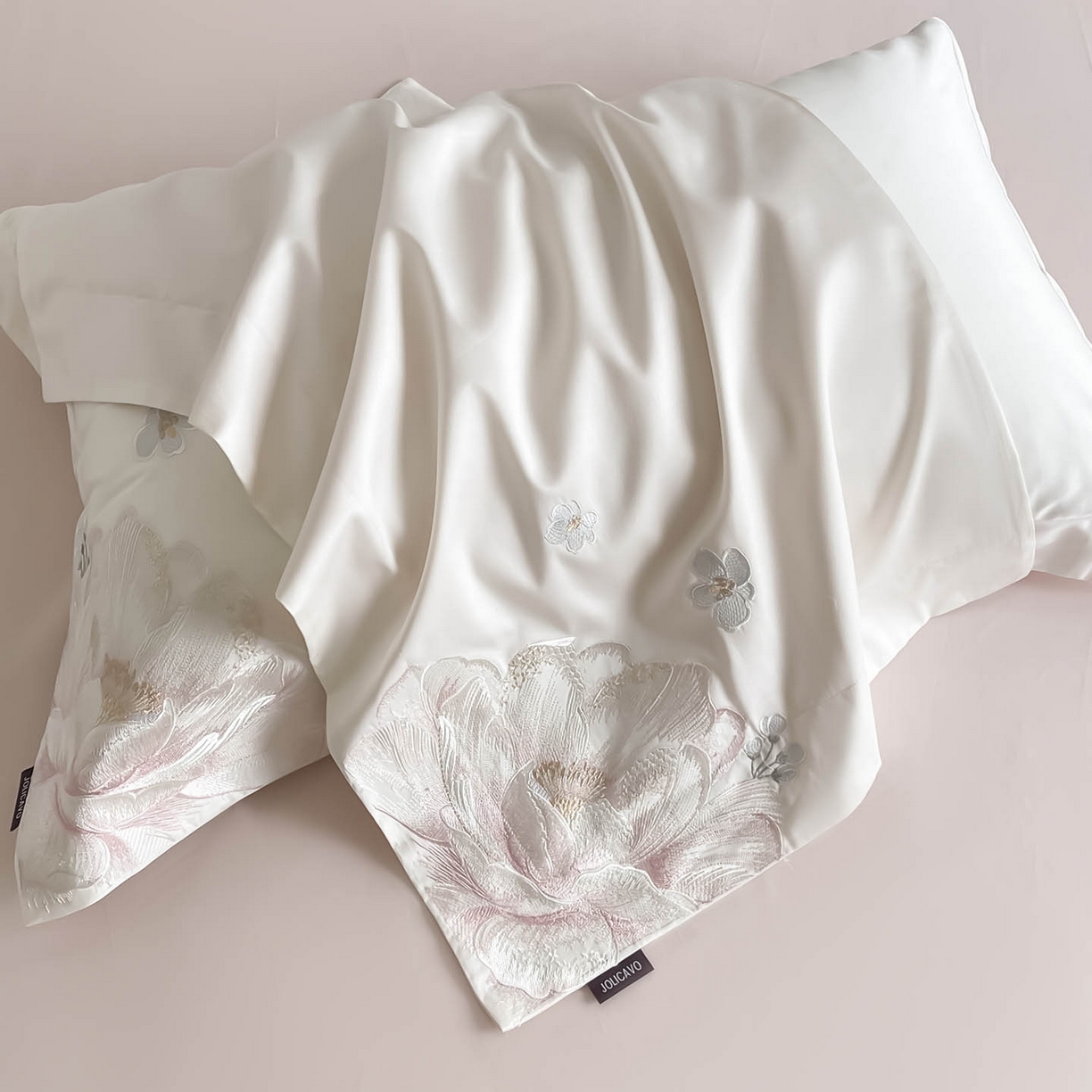 91家纺网 家纺一手货源 找家纺 2026新品A类100支贡缎长绒棉纯棉四件套全棉重工刺绣全工艺被套床单床笠高端轻奢风床上用品-朵卿 朵卿-白粉