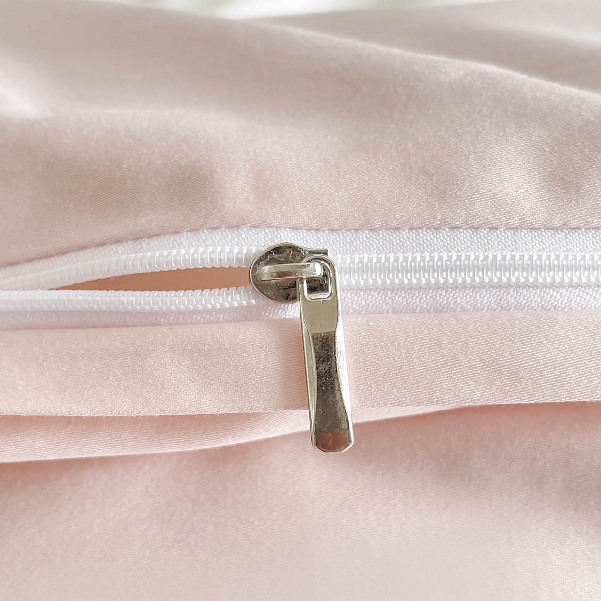 91家纺网 家纺一手货源 找家纺 2026新品A类100支贡缎长绒棉纯棉四件套全棉重工刺绣全工艺被套床单床笠高端轻奢风床上用品-朵卿 朵卿-白粉