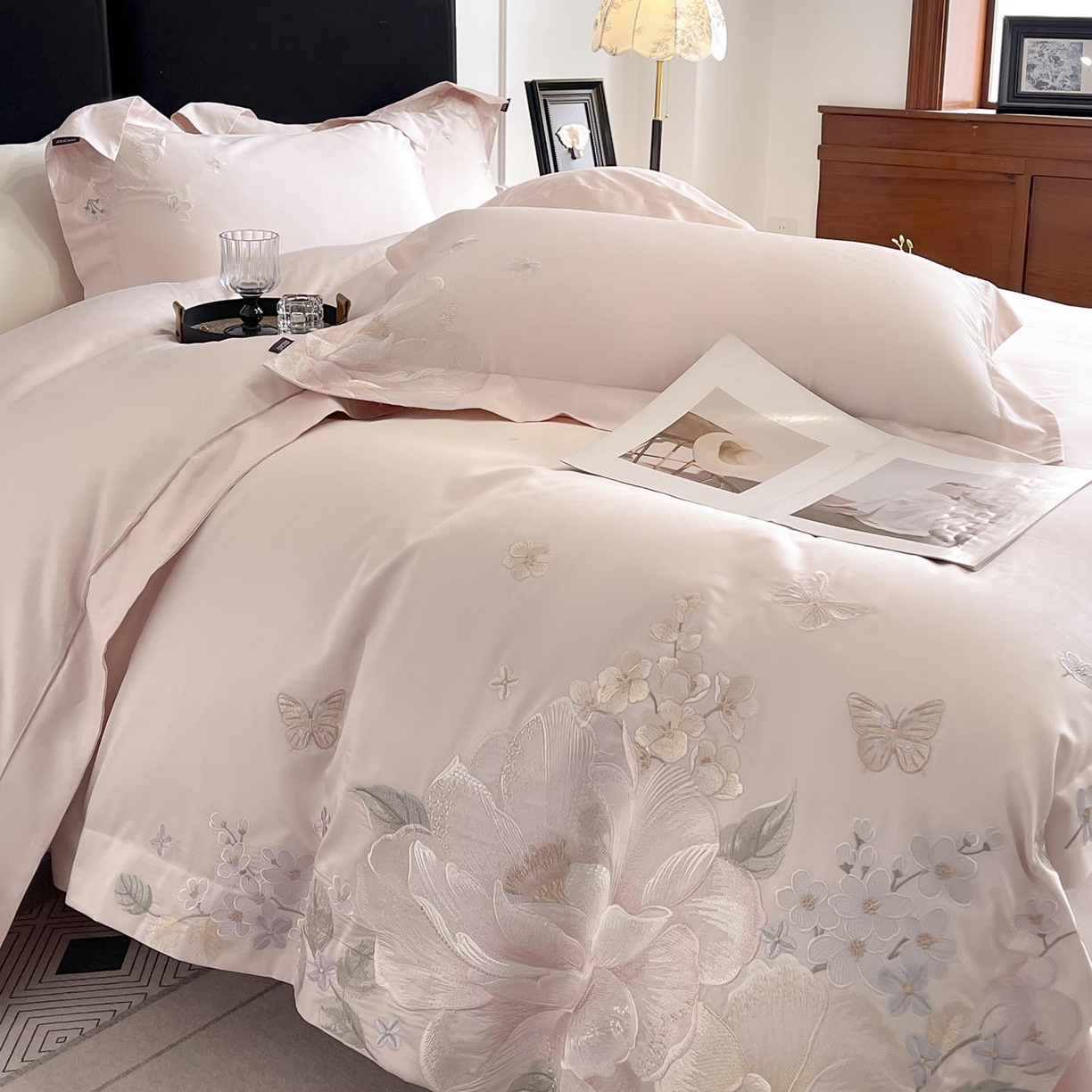 91家纺网 家纺一手货源 找家纺 2026新品A类100支贡缎长绒棉纯棉四件套全棉重工刺绣全工艺被套床单床笠高端轻奢风床上用品-朵卿 朵卿-颜粉