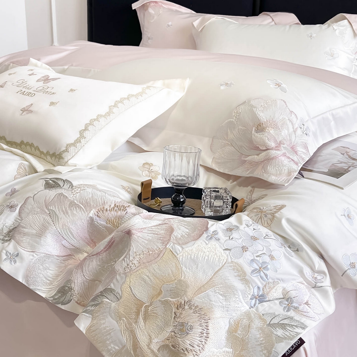 91家纺网 家纺一手货源 找家纺 2026新品A类100支贡缎长绒棉纯棉四件套全棉重工刺绣全工艺被套床单床笠高端轻奢风床上用品-朵卿 朵卿-白粉