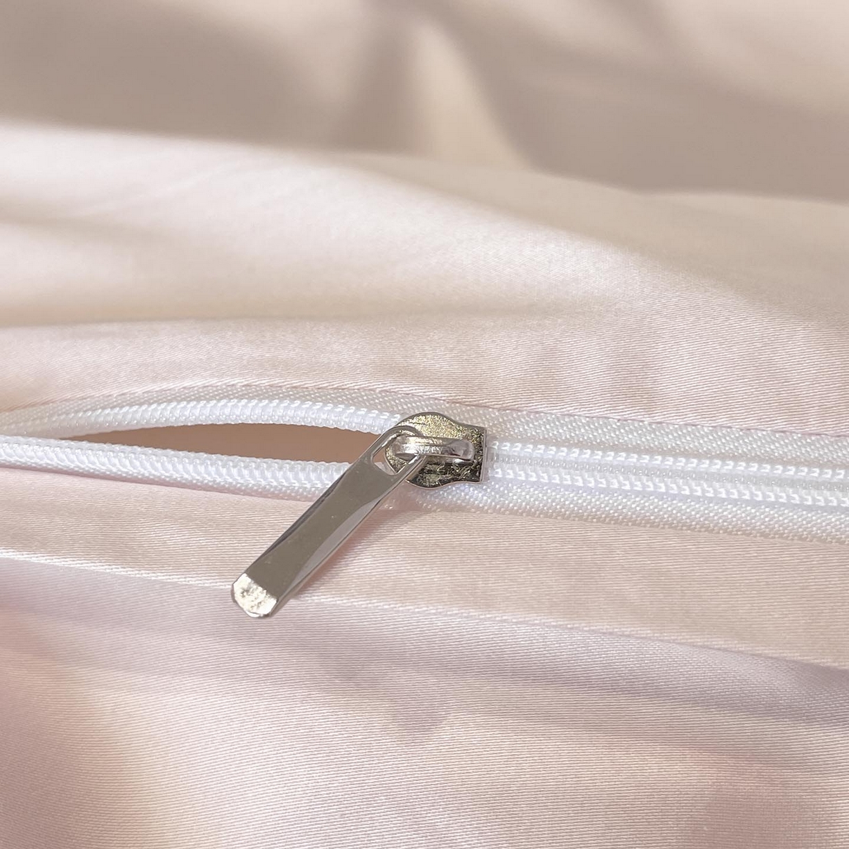 91家纺网 家纺一手货源 找家纺 2026新品A类100支贡缎长绒棉纯棉四件套全棉重工刺绣全工艺被套床单床笠高端轻奢风床上用品-朵卿 朵卿-颜粉