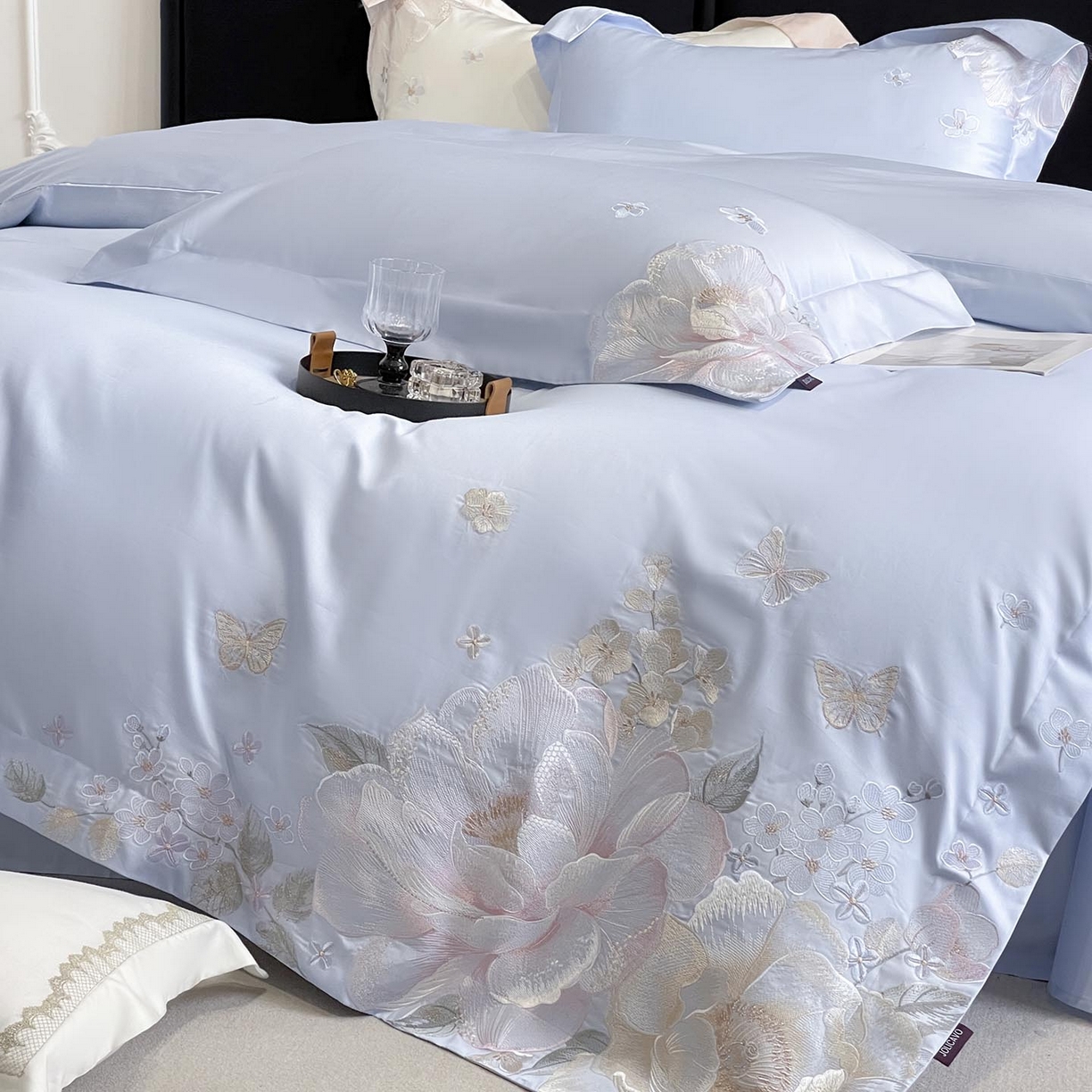 91家纺网 家纺一手货源 找家纺 2026新品A类100支贡缎长绒棉纯棉四件套全棉重工刺绣全工艺被套床单床笠高端轻奢风床上用品-朵卿 朵卿-慕蓝