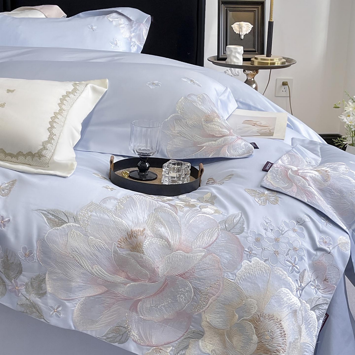 91家纺网 家纺一手货源 找家纺 2026新品A类100支贡缎长绒棉纯棉四件套全棉重工刺绣全工艺被套床单床笠高端轻奢风床上用品-朵卿 朵卿-慕蓝