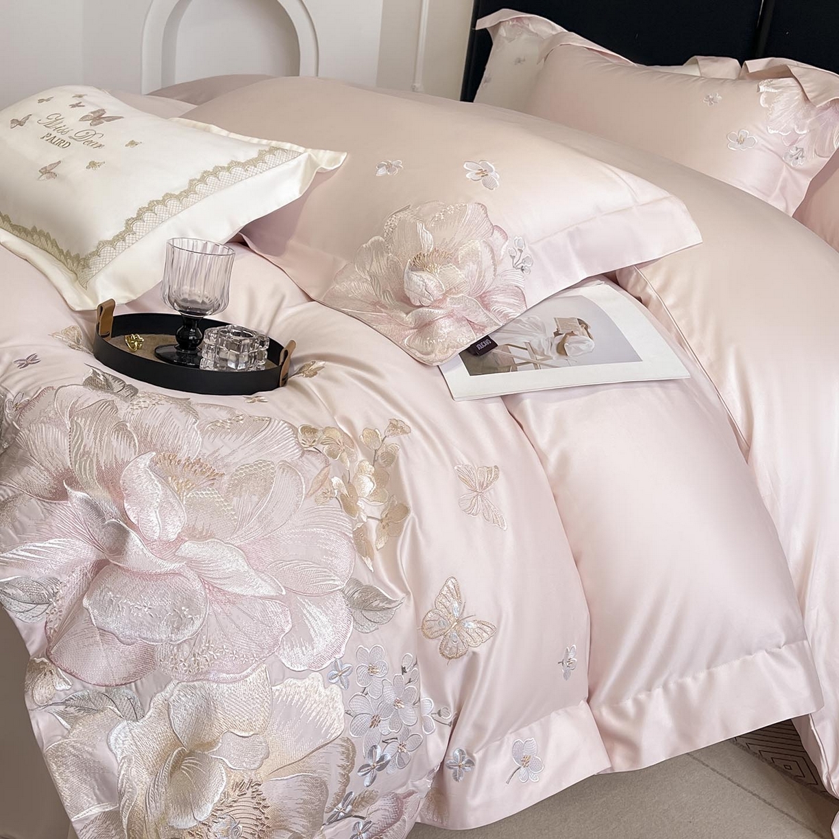 91家纺网 家纺一手货源 找家纺 2026新品A类100支贡缎长绒棉纯棉四件套全棉重工刺绣全工艺被套床单床笠高端轻奢风床上用品-朵卿 朵卿-颜粉