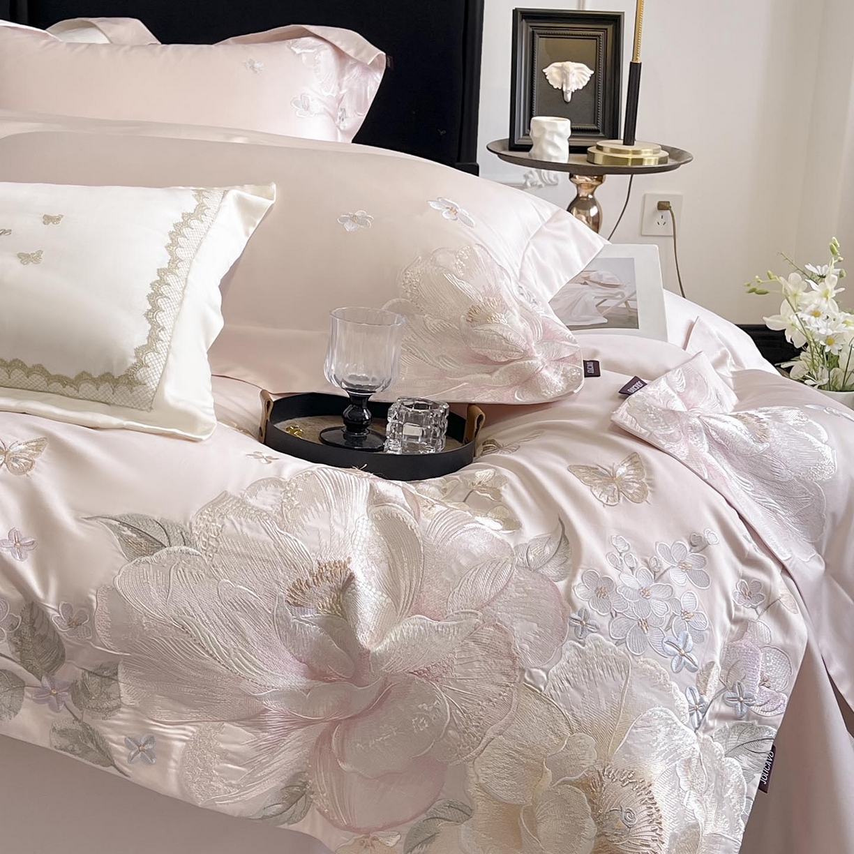 91家纺网 家纺一手货源 找家纺 2026新品A类100支贡缎长绒棉纯棉四件套全棉重工刺绣全工艺被套床单床笠高端轻奢风床上用品-朵卿 朵卿-颜粉