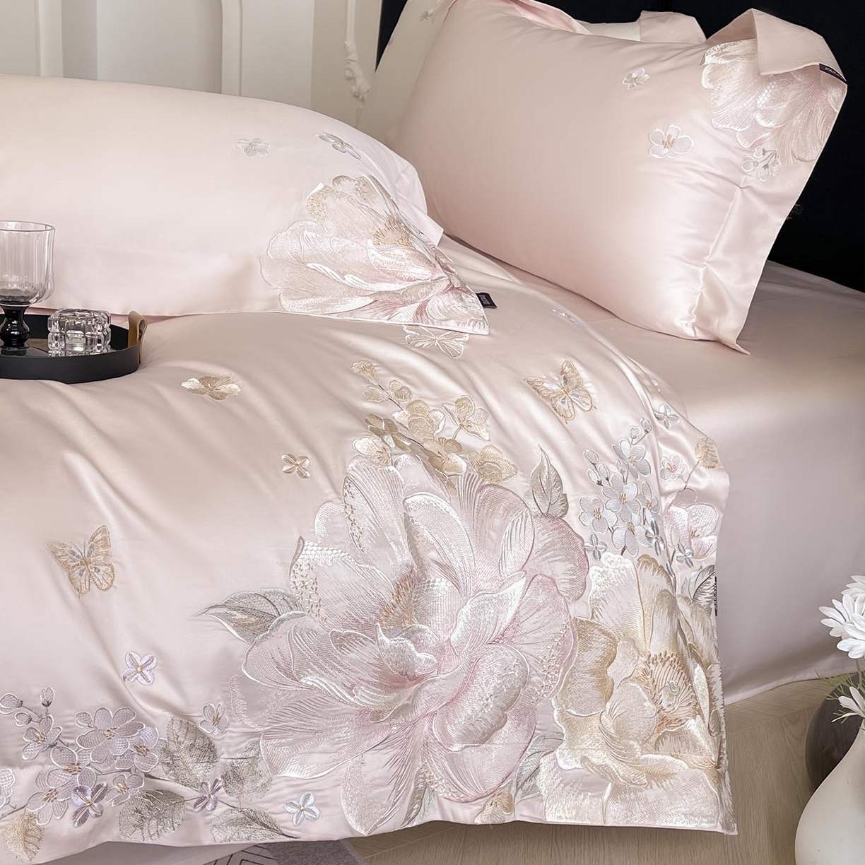 91家纺网 家纺一手货源 找家纺 2026新品A类100支贡缎长绒棉纯棉四件套全棉重工刺绣全工艺被套床单床笠高端轻奢风床上用品-朵卿 朵卿-颜粉