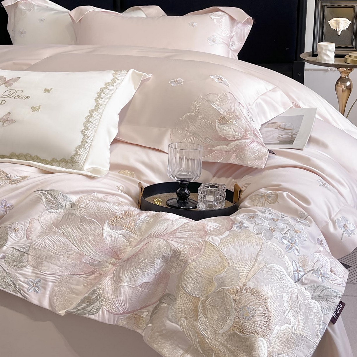 91家纺网 家纺一手货源 找家纺 2026新品A类100支贡缎长绒棉纯棉四件套全棉重工刺绣全工艺被套床单床笠高端轻奢风床上用品-朵卿 朵卿-颜粉