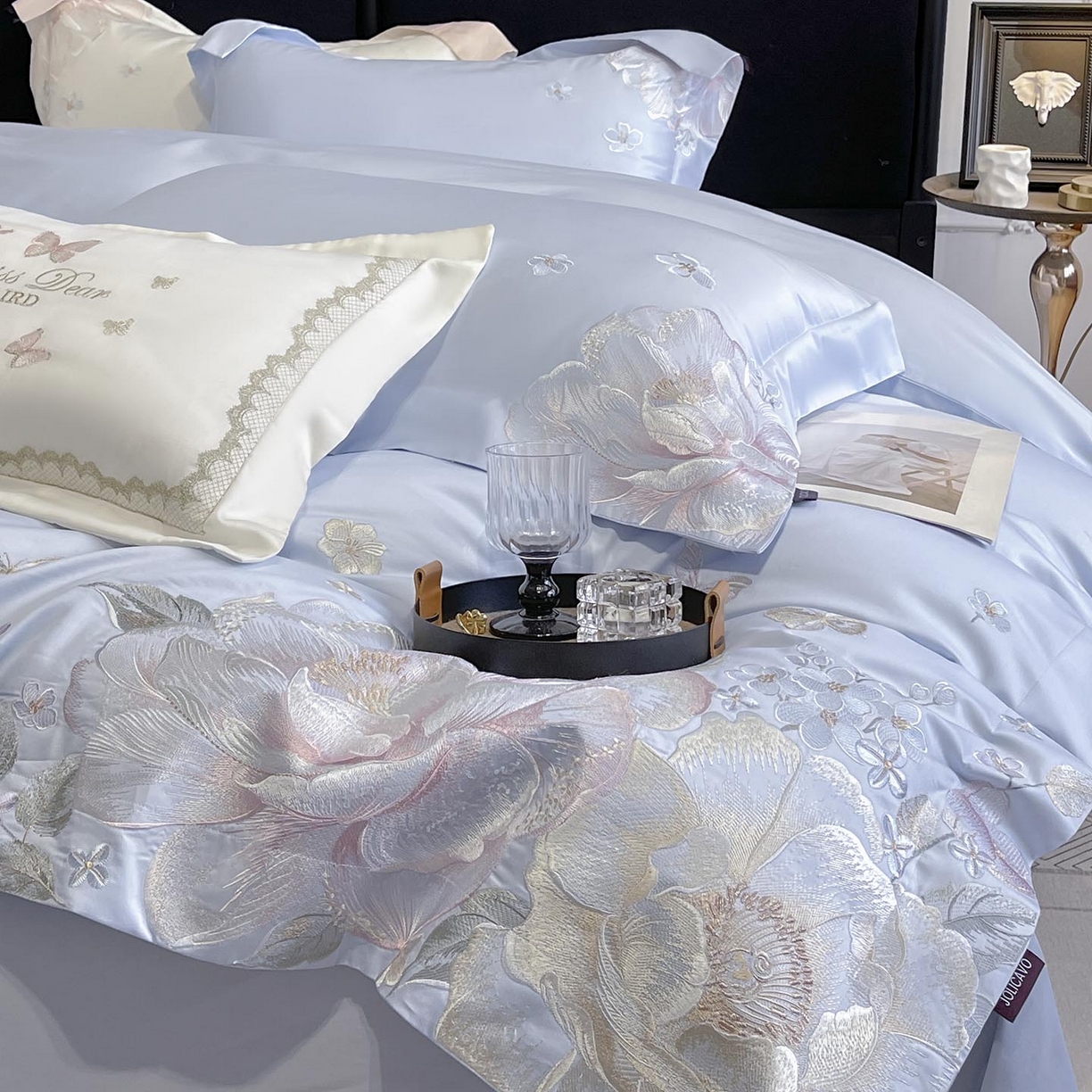 91家纺网 家纺一手货源 找家纺 2026新品A类100支贡缎长绒棉纯棉四件套全棉重工刺绣全工艺被套床单床笠高端轻奢风床上用品-朵卿 朵卿-慕蓝