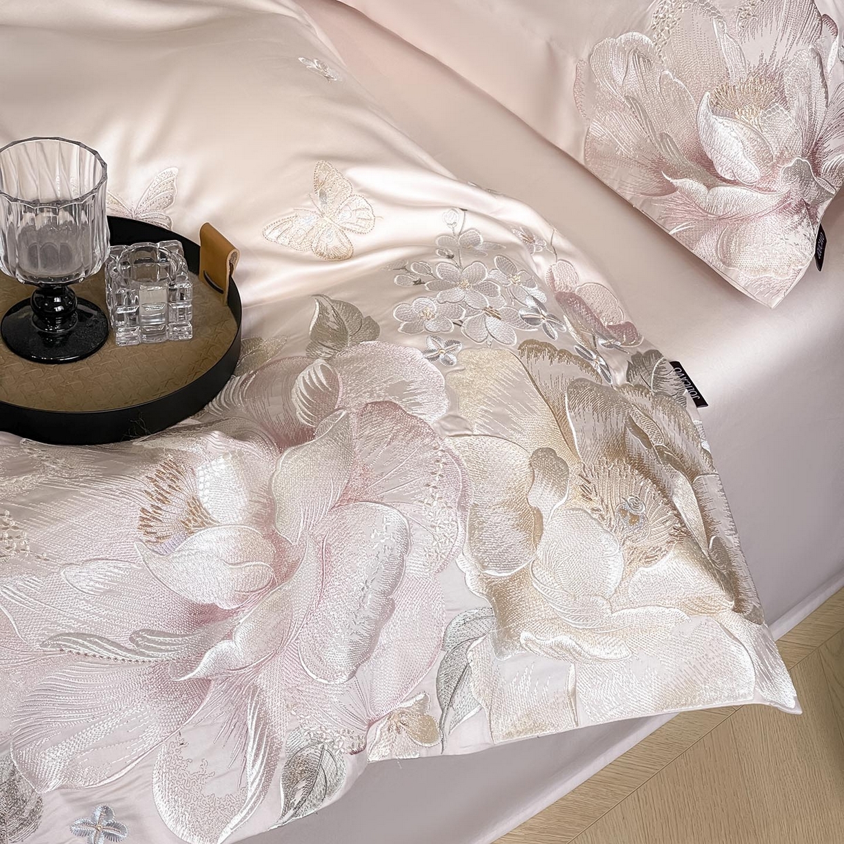 91家纺网 家纺一手货源 找家纺 2026新品A类100支贡缎长绒棉纯棉四件套全棉重工刺绣全工艺被套床单床笠高端轻奢风床上用品-朵卿 朵卿-颜粉