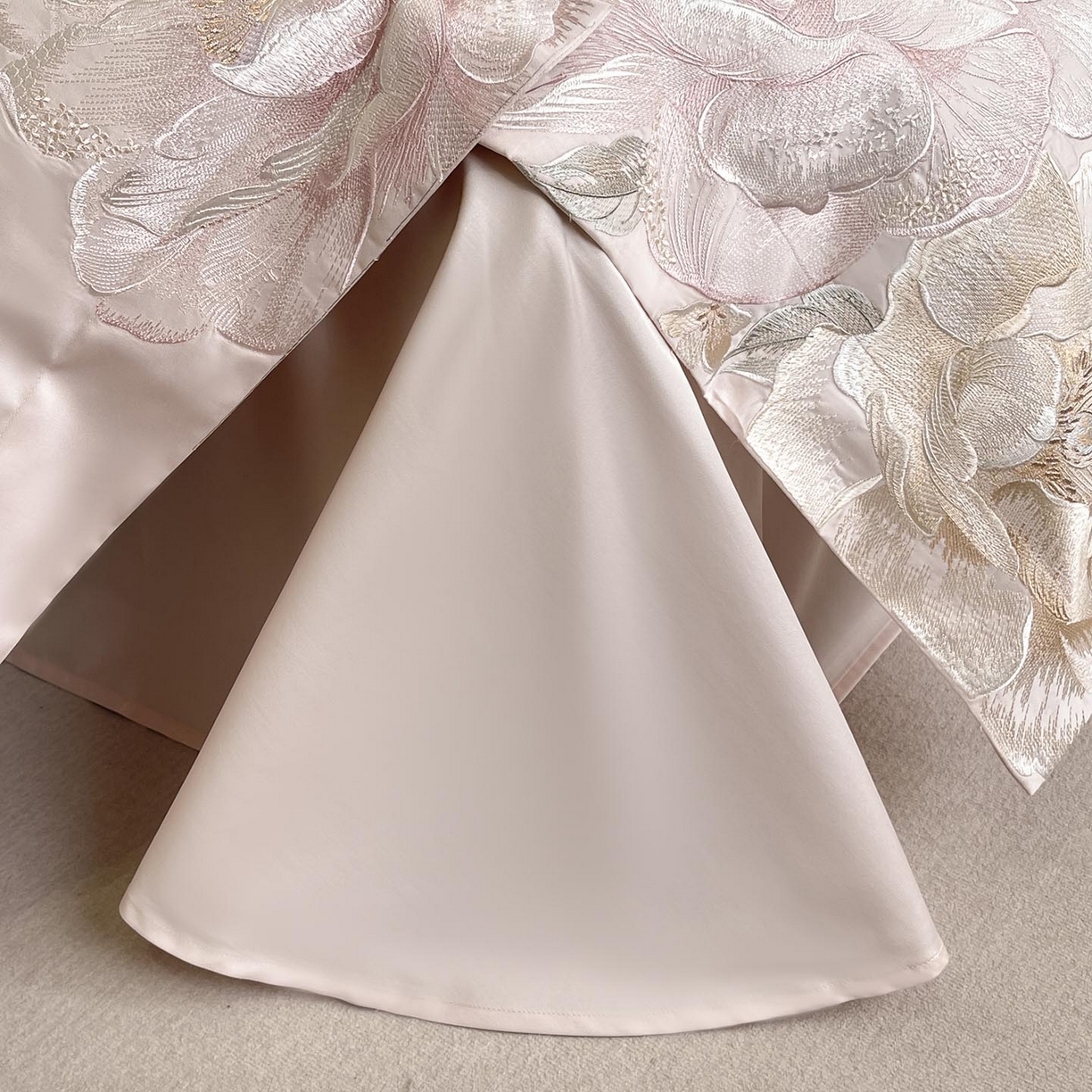 91家纺网 家纺一手货源 找家纺 2026新品A类100支贡缎长绒棉纯棉四件套全棉重工刺绣全工艺被套床单床笠高端轻奢风床上用品-朵卿 朵卿-颜粉