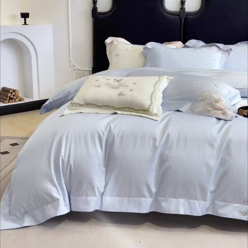 91家纺网 家纺一手货源 找家纺 2026新品A类100支贡缎长绒棉纯棉四件套全棉重工刺绣全工艺被套床单床笠高端轻奢风床上用品-朵卿 朵卿-慕蓝