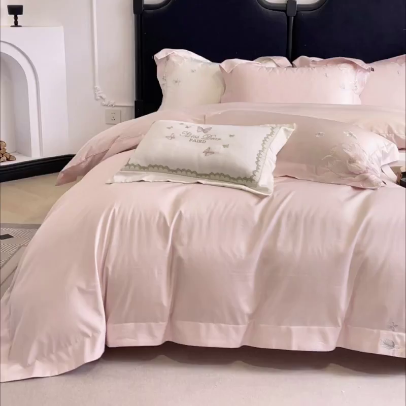 91家纺网 家纺一手货源 找家纺 2026新品A类100支贡缎长绒棉纯棉四件套全棉重工刺绣全工艺被套床单床笠高端轻奢风床上用品-朵卿 朵卿-颜粉
