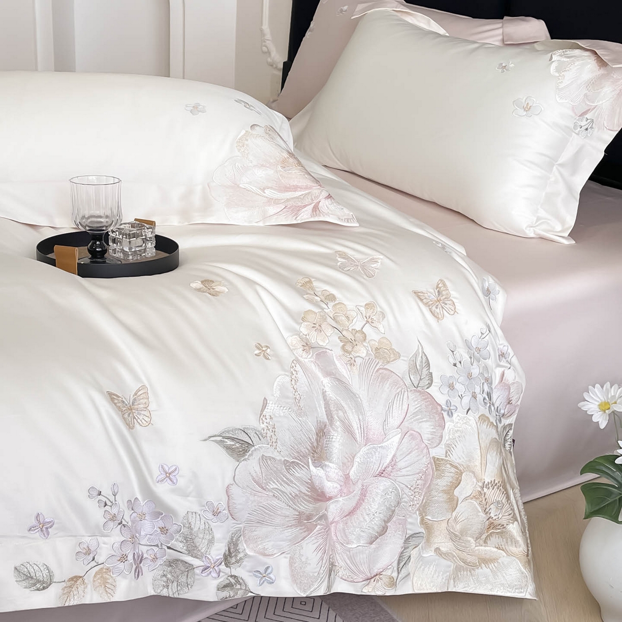 91家纺网 家纺一手货源 找家纺  2026新品A类100支贡缎长绒棉纯棉四件套全棉重工刺绣全工艺被套床单床笠高端轻奢风床上用品-朵卿 朵卿-白粉