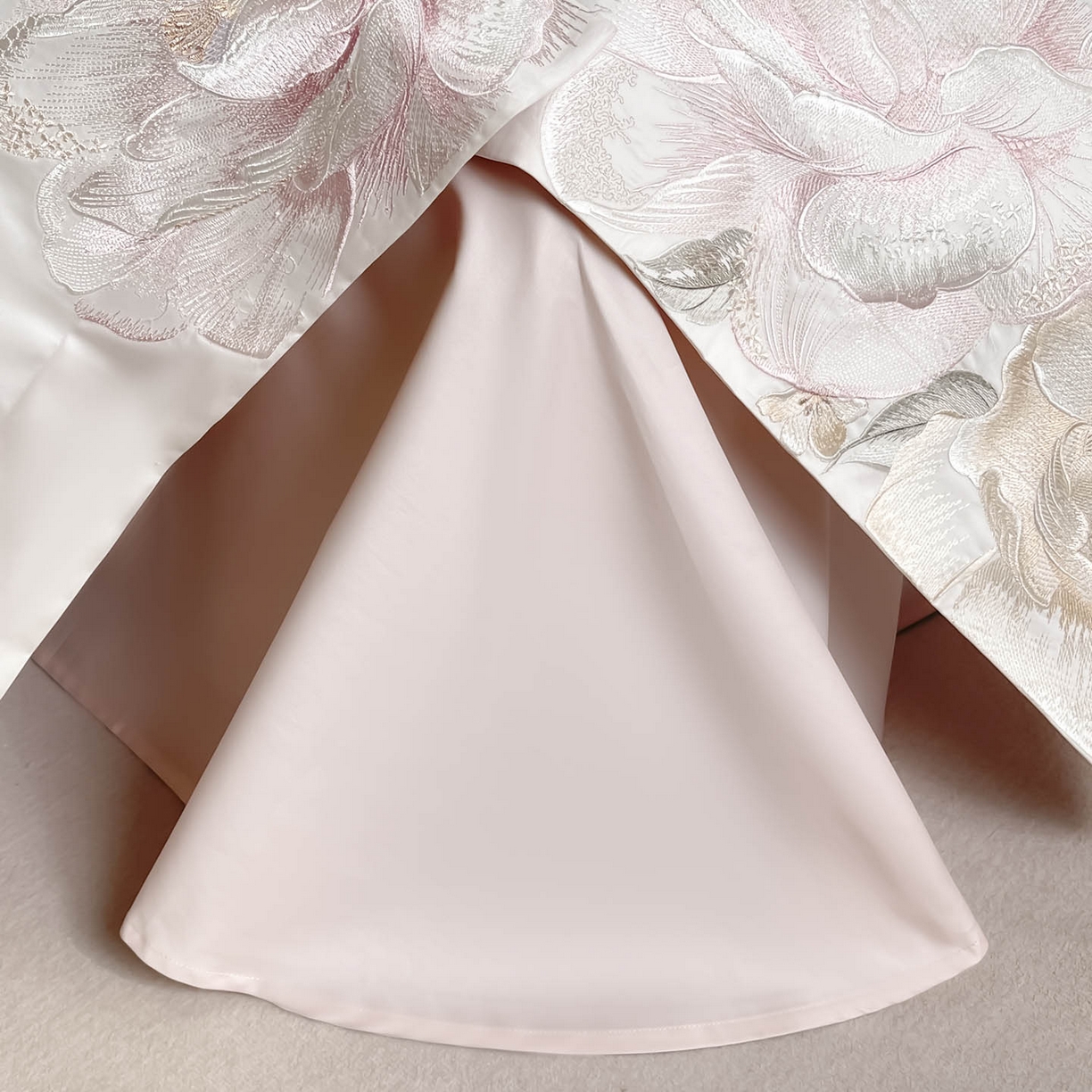 91家纺网 家纺一手货源 找家纺  2026新品A类100支贡缎长绒棉纯棉四件套全棉重工刺绣全工艺被套床单床笠高端轻奢风床上用品-朵卿 朵卿-白粉