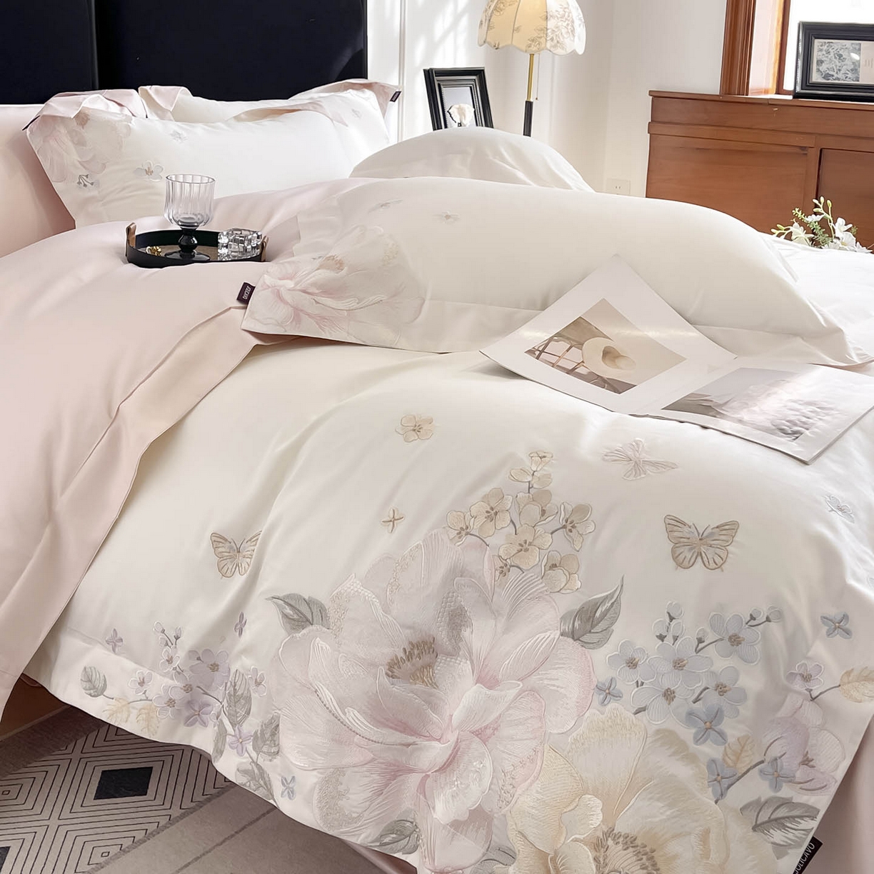 91家纺网 家纺一手货源 找家纺  2026新品A类100支贡缎长绒棉纯棉四件套全棉重工刺绣全工艺被套床单床笠高端轻奢风床上用品-朵卿 朵卿-白粉