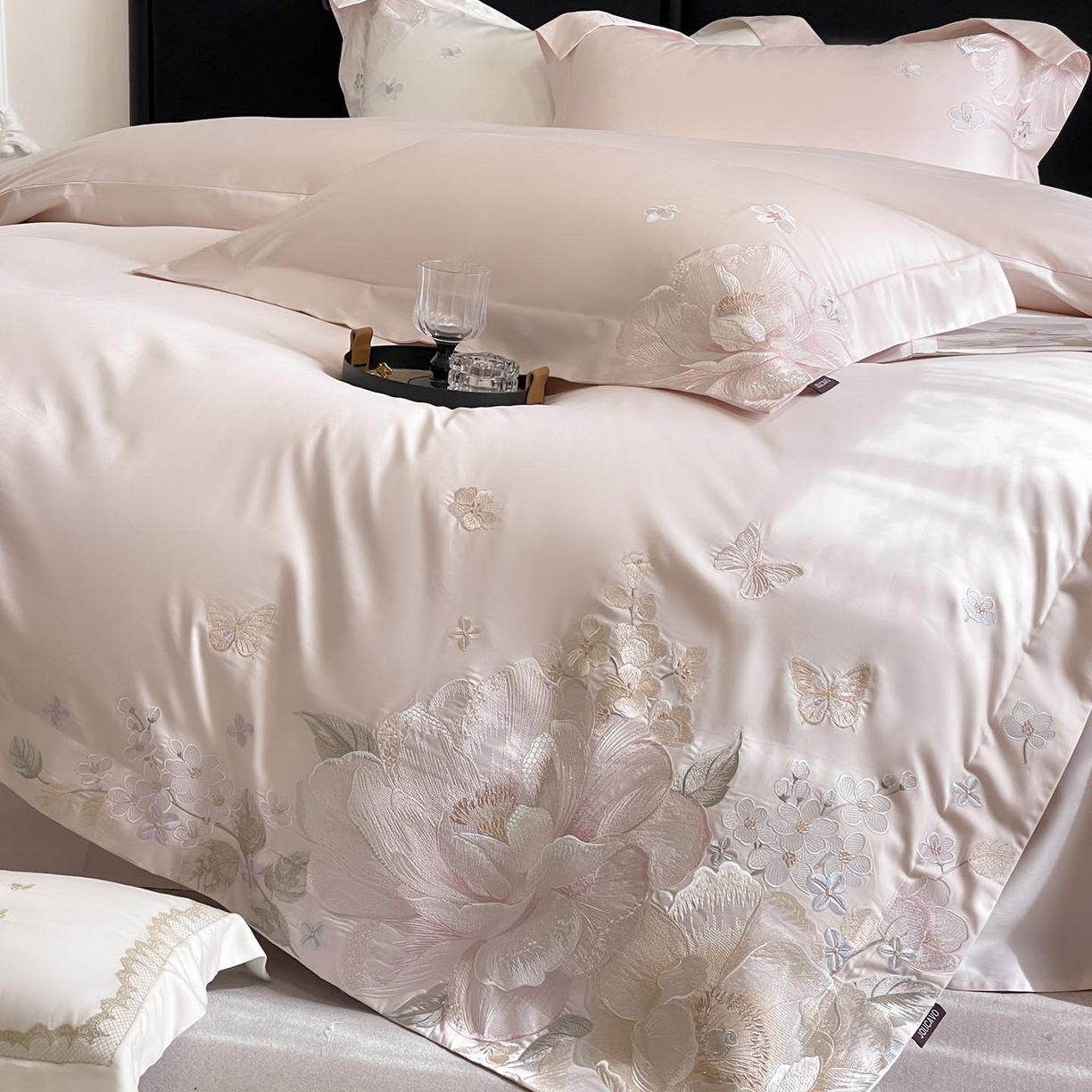 91家纺网 家纺一手货源 找家纺  2026新品A类100支贡缎长绒棉纯棉四件套全棉重工刺绣全工艺被套床单床笠高端轻奢风床上用品-朵卿 朵卿-颜粉