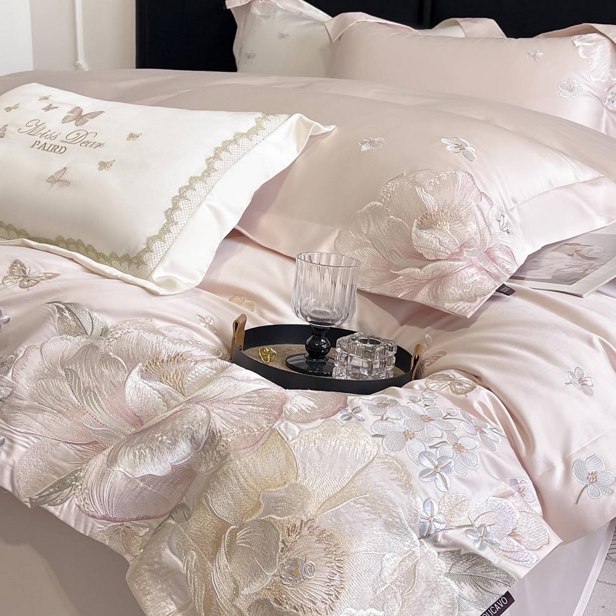 91家纺网 家纺一手货源 找家纺  2026新品A类100支贡缎长绒棉纯棉四件套全棉重工刺绣全工艺被套床单床笠高端轻奢风床上用品-朵卿 朵卿-颜粉