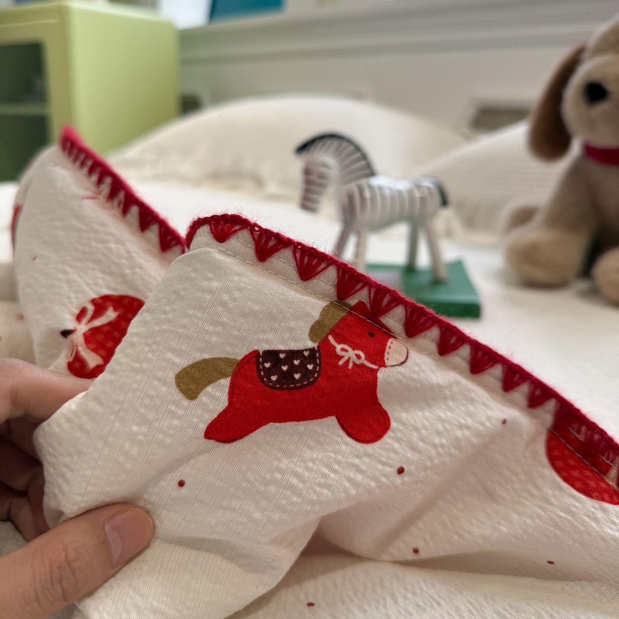 91家纺网 家纺一手货源 找家纺 赛琳 2026新款云感双层纱贝壳绣夏被夏凉被空调被（有买家秀） 红果小马