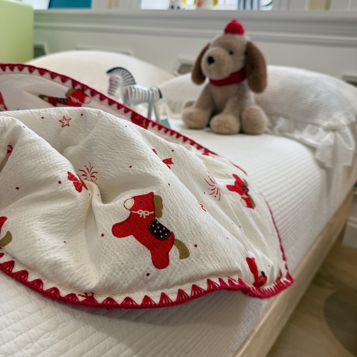 91家纺网 家纺一手货源 找家纺 赛琳 2026新款云感双层纱贝壳绣夏被夏凉被空调被（有买家秀） 红果小马