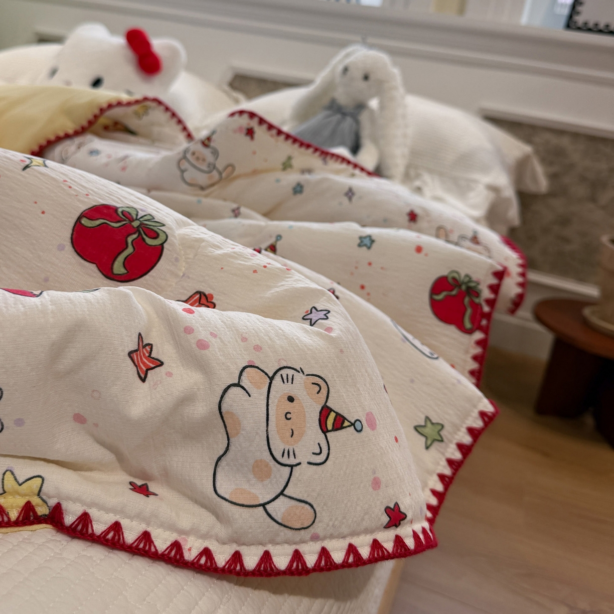 91家纺网 家纺一手货源 找家纺 赛琳 2026新款云感双层纱贝壳绣夏被夏凉被空调被（有买家秀） 苹果小怪