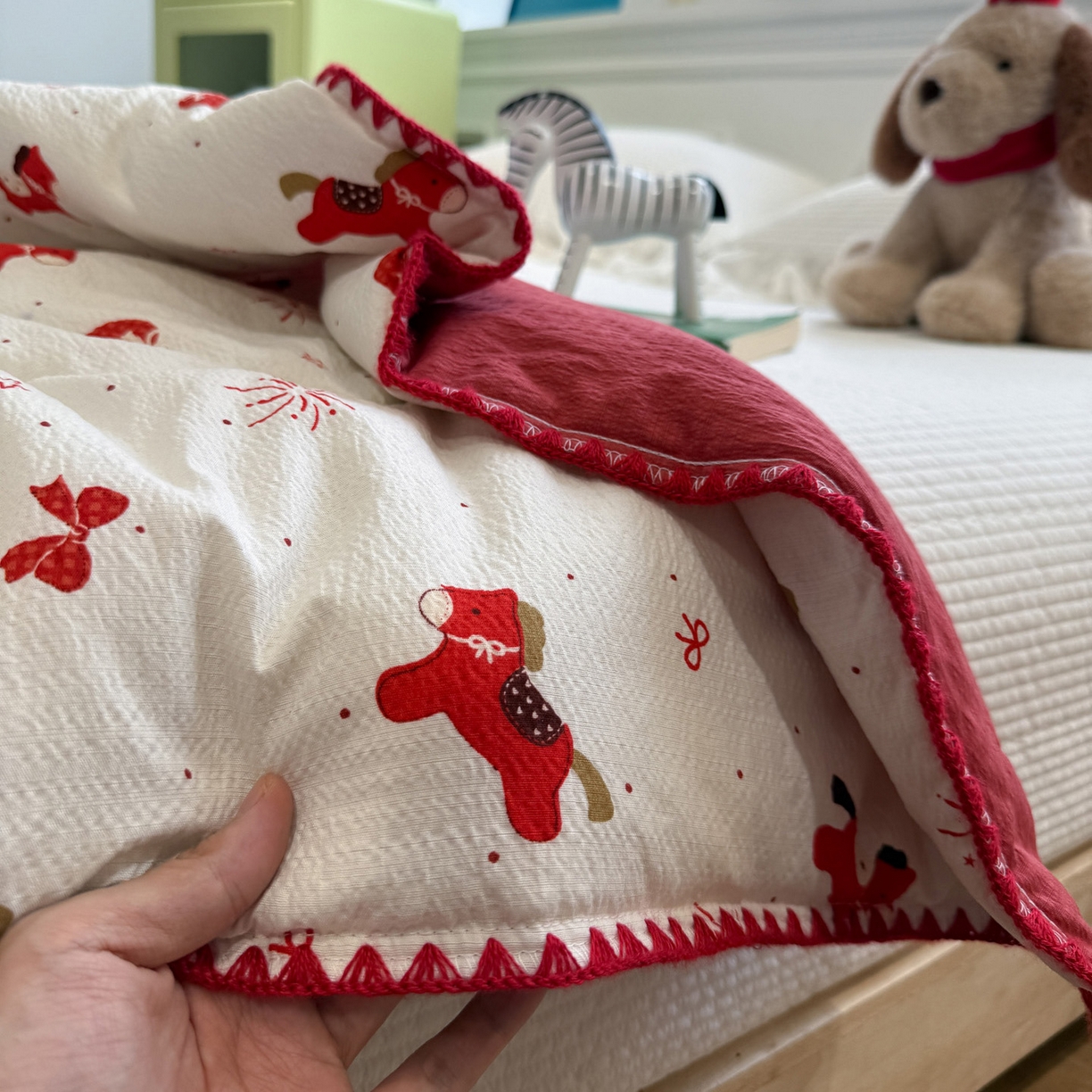 91家纺网 家纺一手货源 找家纺 赛琳 2026新款云感双层纱贝壳绣夏被夏凉被空调被（有买家秀） 红果小马