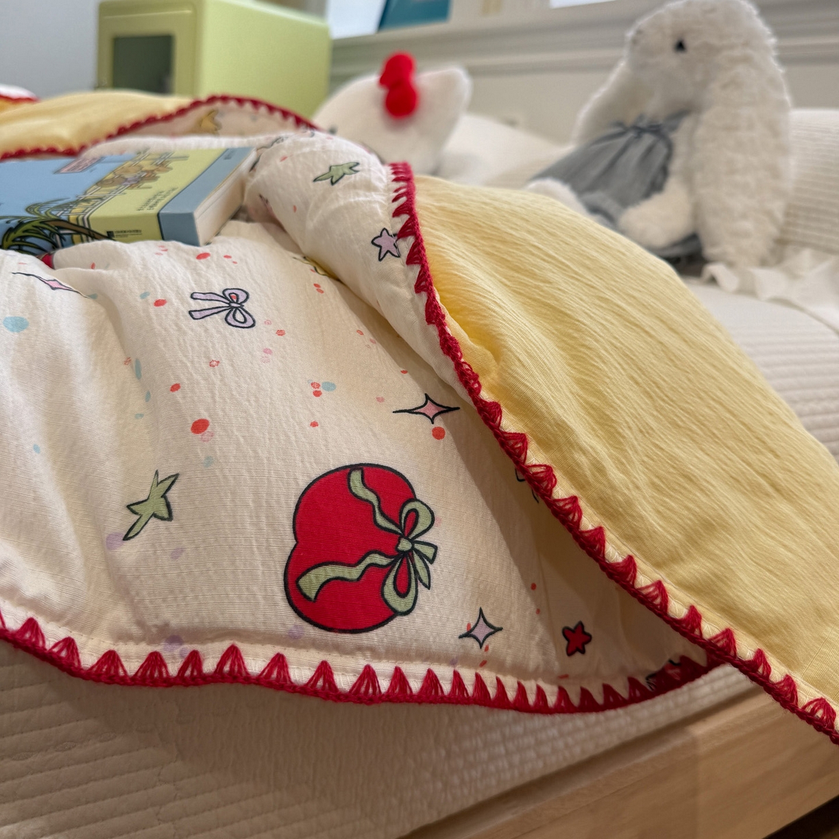 91家纺网 家纺一手货源 找家纺 赛琳 2026新款云感双层纱贝壳绣夏被夏凉被空调被（有买家秀） 苹果小怪