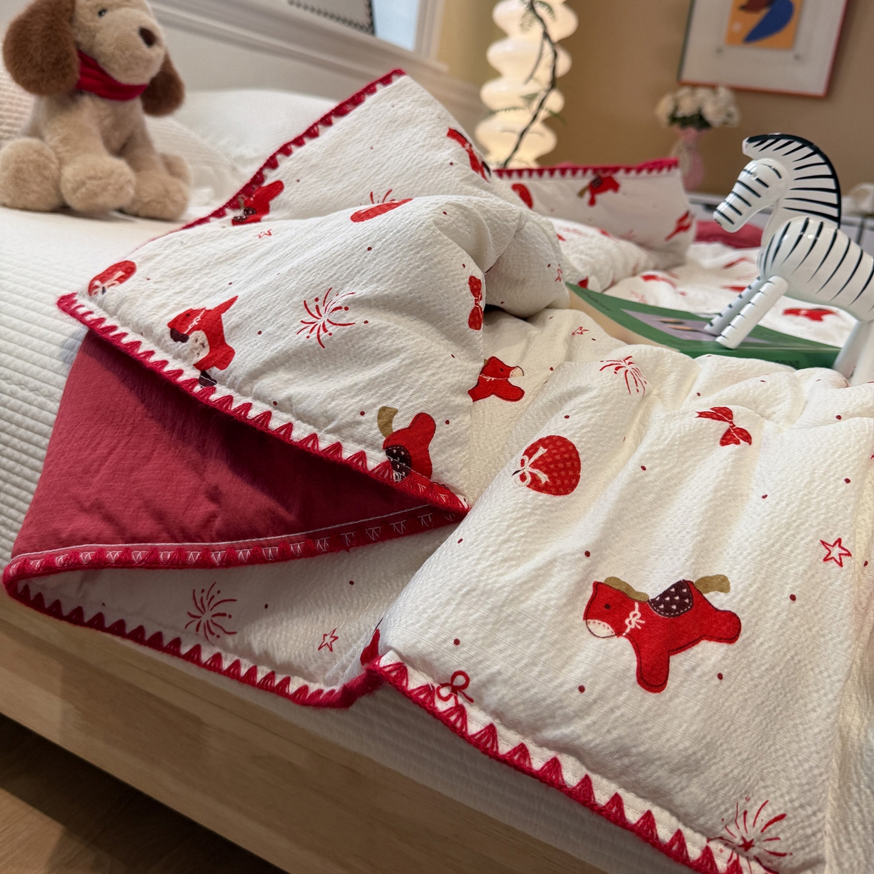 91家纺网 家纺一手货源 找家纺 赛琳 2026新款云感双层纱贝壳绣夏被夏凉被空调被（有买家秀） 红果小马