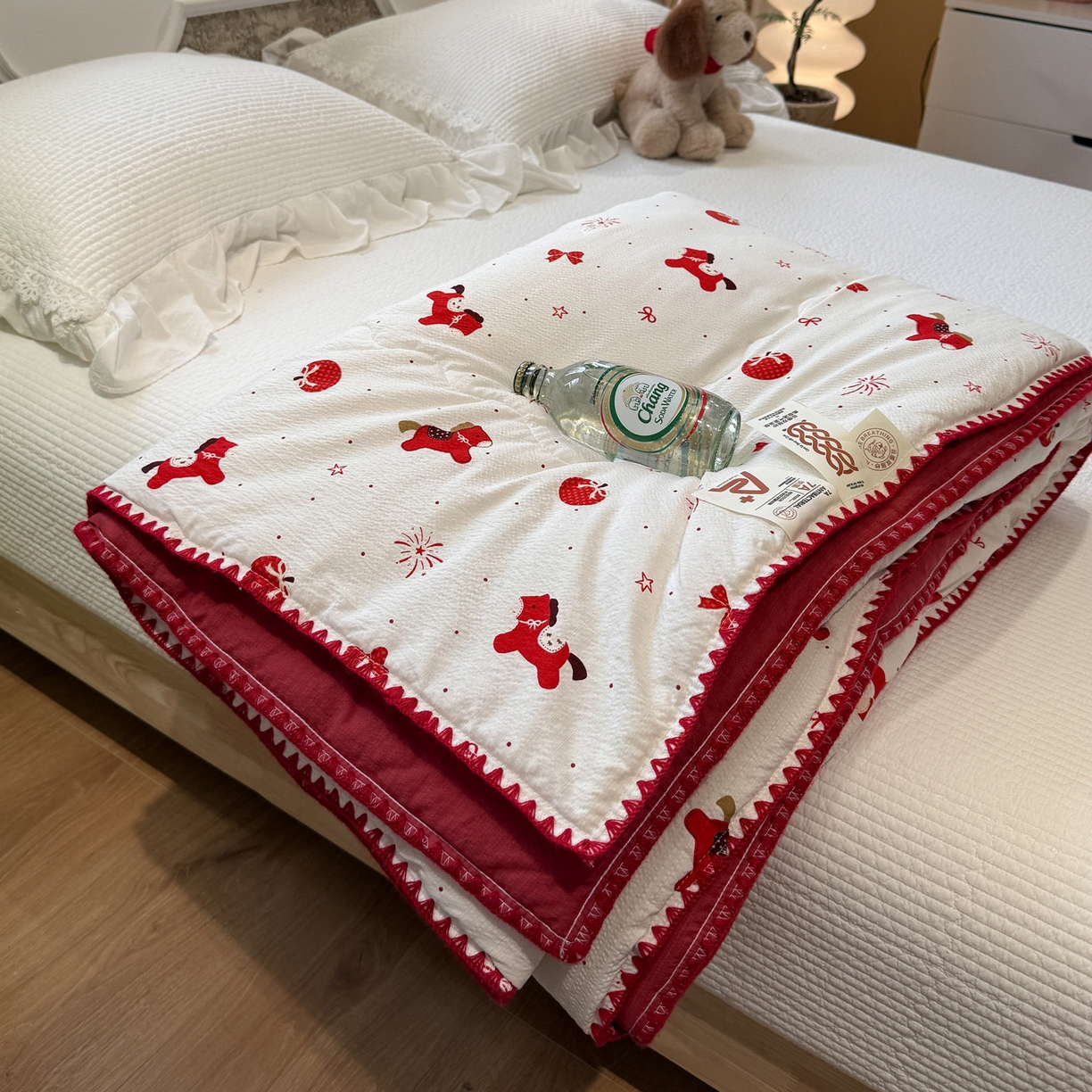 91家纺网 家纺一手货源 找家纺 赛琳 2026新款云感双层纱贝壳绣夏被夏凉被空调被（有买家秀） 红果小马