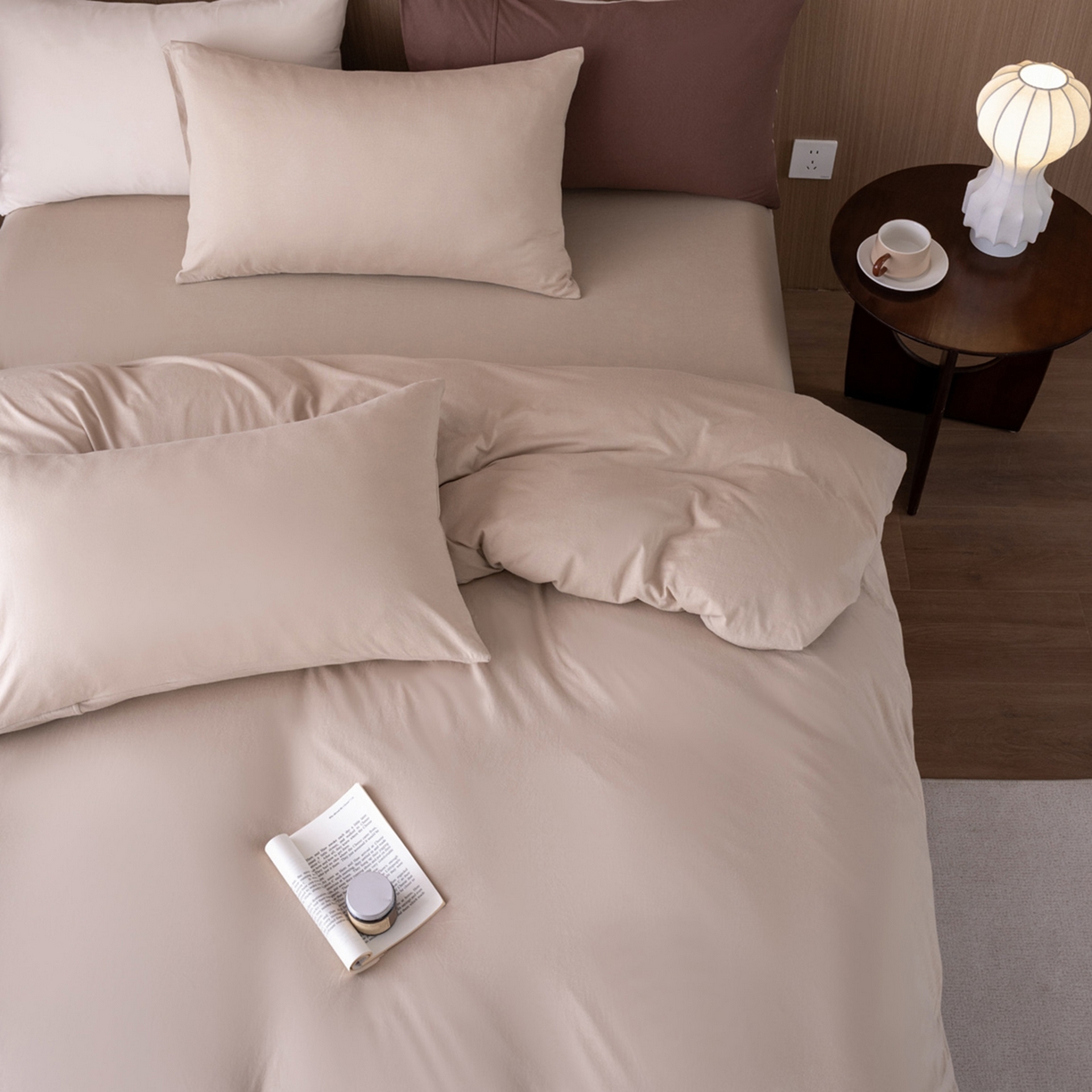 91家纺网 家纺一手货源 找家纺 梦可莱家居 2026春夏新品全棉针织棉纯色双拼简约百搭时尚系列四件套 奶茶