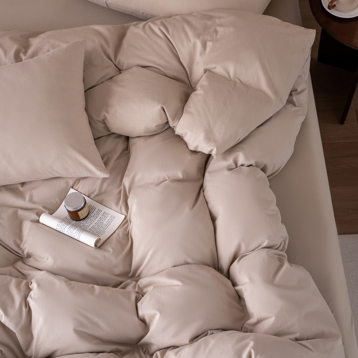 91家纺网 家纺一手货源 找家纺 梦可莱家居 2026春夏新品全棉针织棉纯色双拼简约百搭时尚系列四件套 奶茶