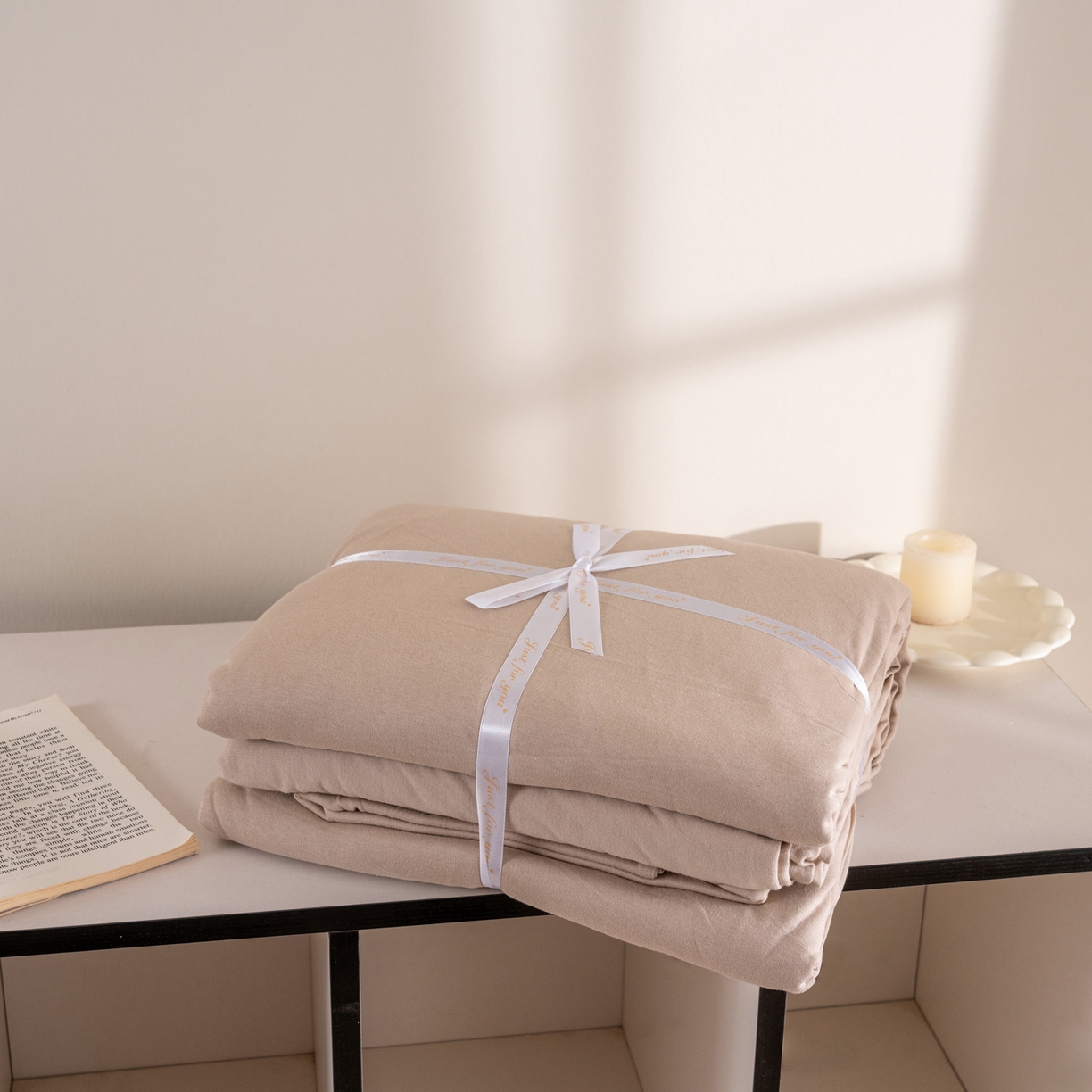 91家纺网 家纺一手货源 找家纺 梦可莱家居 2026春夏新品全棉针织棉纯色双拼简约百搭时尚系列四件套 奶茶